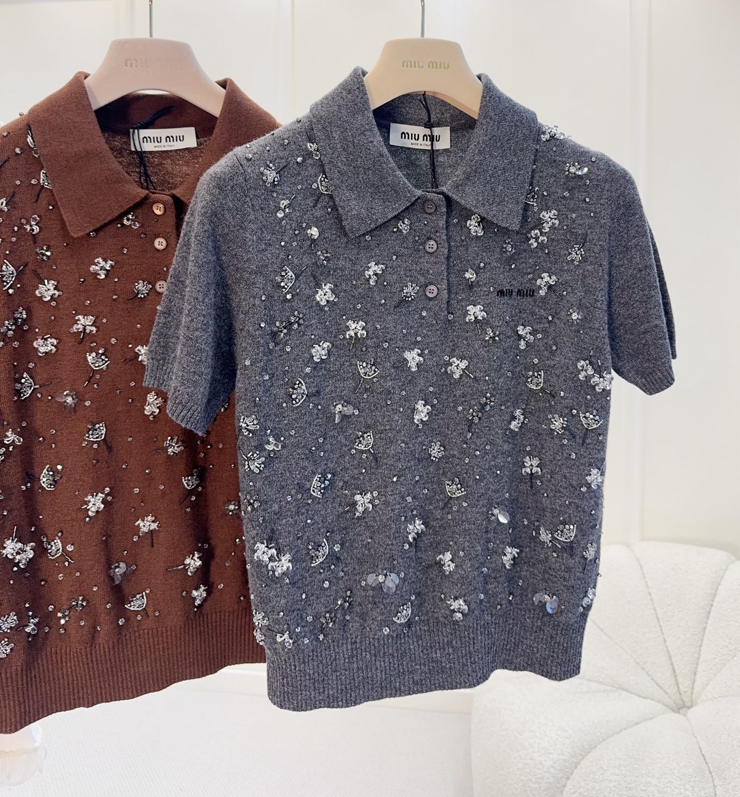 NO:845456,Miu Miu2026 new beaded knitted short-sleeved, wool, decorated with delicate flowers, full of early summer atmosphere!  The Polo collar + three-button design is casual and elegant, and can be easily used for daily commuting or light formal occasions. The gray color is low-key and versatile, and looks great with jeans or skirts, making it easy to switch styles.,,miumiu,skirts,jeans,T-shirt,19860909Miu Miu2026新款钉珠针织短袖,羊毛,点缀精致小花,早夏氛围感满满！Polo领+三颗纽扣设计,休闲又优雅,日常通勤或轻正式场合都能轻松驾驭.灰色低调百搭,搭配牛仔裤或半裙都很出彩,轻松切换风格.,,miumiu,skirts,jeans,T-shirt,,Women's clothing