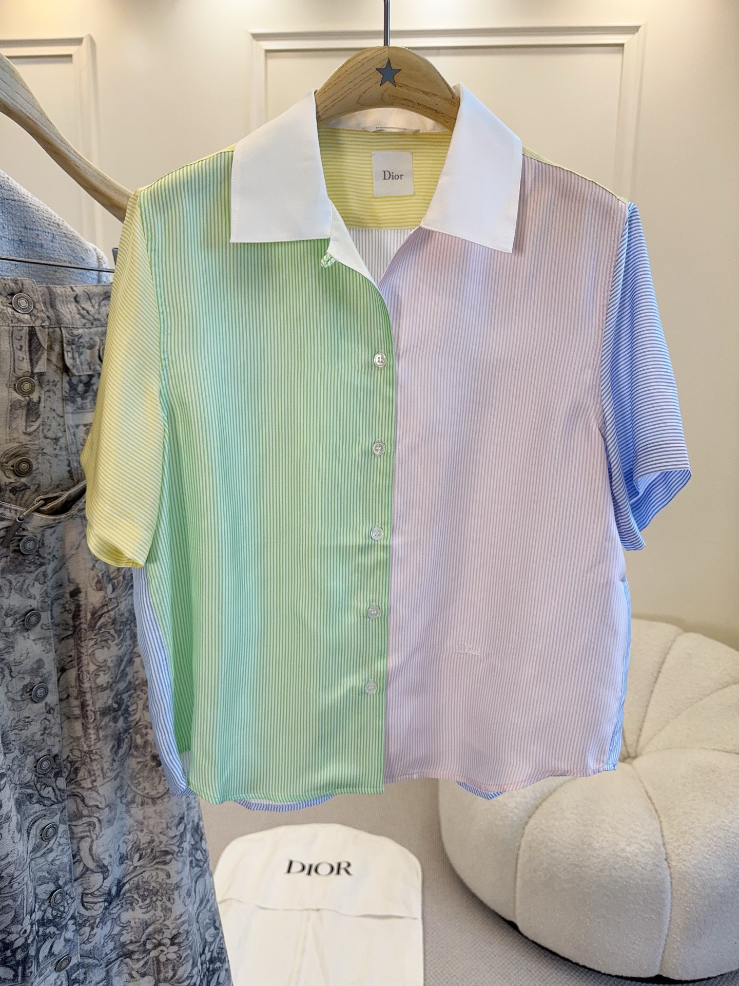 NO:846316,Dior's 2026 new color-blocked striped shirt adopts a multi-color splicing design. The green, pink, yellow and blue stripes are super eye-catching. It is made of silk and is super comfortable to wear in summer!  Short sleeves + white lapels, casual and elegant, can be easily worn in daily life or on vacation. The Dior logo is on the neckline, which is full of brand feeling. Pair it with light-colored bottoms or skirts, and it will directly add a sense of freshness and vitality!  ,,dior,skirts,shirts,T-shirt,real silk,19860909Dior2026新款拼色条纹衬衫,采用多色拼接设计,绿色、粉色、黄色、蓝色条纹超吸睛,真丝面料,夏天穿超舒服！短袖+白色翻领,休闲又优雅,日常或度假都能轻松驾驭.Dior标志在领口,品牌感满满,搭配浅色下装或裙装,清新活力感直接拉满！,,dior,skirts,shirts,T-shirt,real silk,,Women's clothing