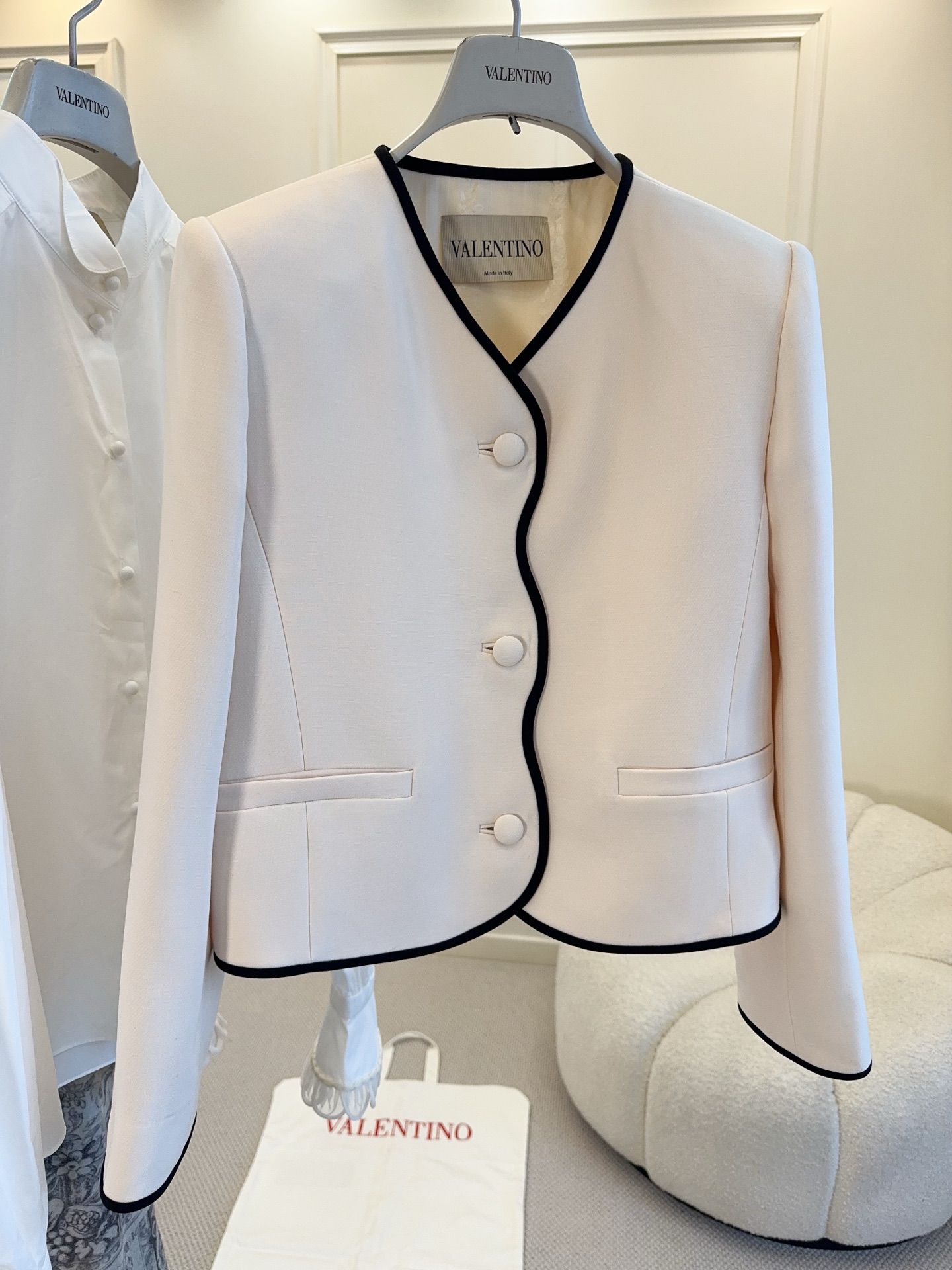 NO:846324,Valentino 2026 early autumn new ivory white silk wool jacket, customized high-end silk wool fabric, black piping design is very recognizable, simple and high-end. High-quality fabrics, neat tailoring, double-breasted details are very exquisite, can be easily managed for commuting or formal occasions. Paired with black trousers, it is smart, and paired with a skirt, the gentle temperament is perfect~,,valentino,skirts,jackets & coats,19860909Valentino 2026早秋新款象牙白丝毛外套,定制高端丝毛面料,黑色滚边设计超有辨识度,简约又高级.高品质面料,剪裁利落,双排扣细节很精致,通勤或正式场合都能轻松驾驭.搭配黑色裤装干练,配半裙温柔气质满分～,,valentino,skirts,jackets & coats,,Women's clothing