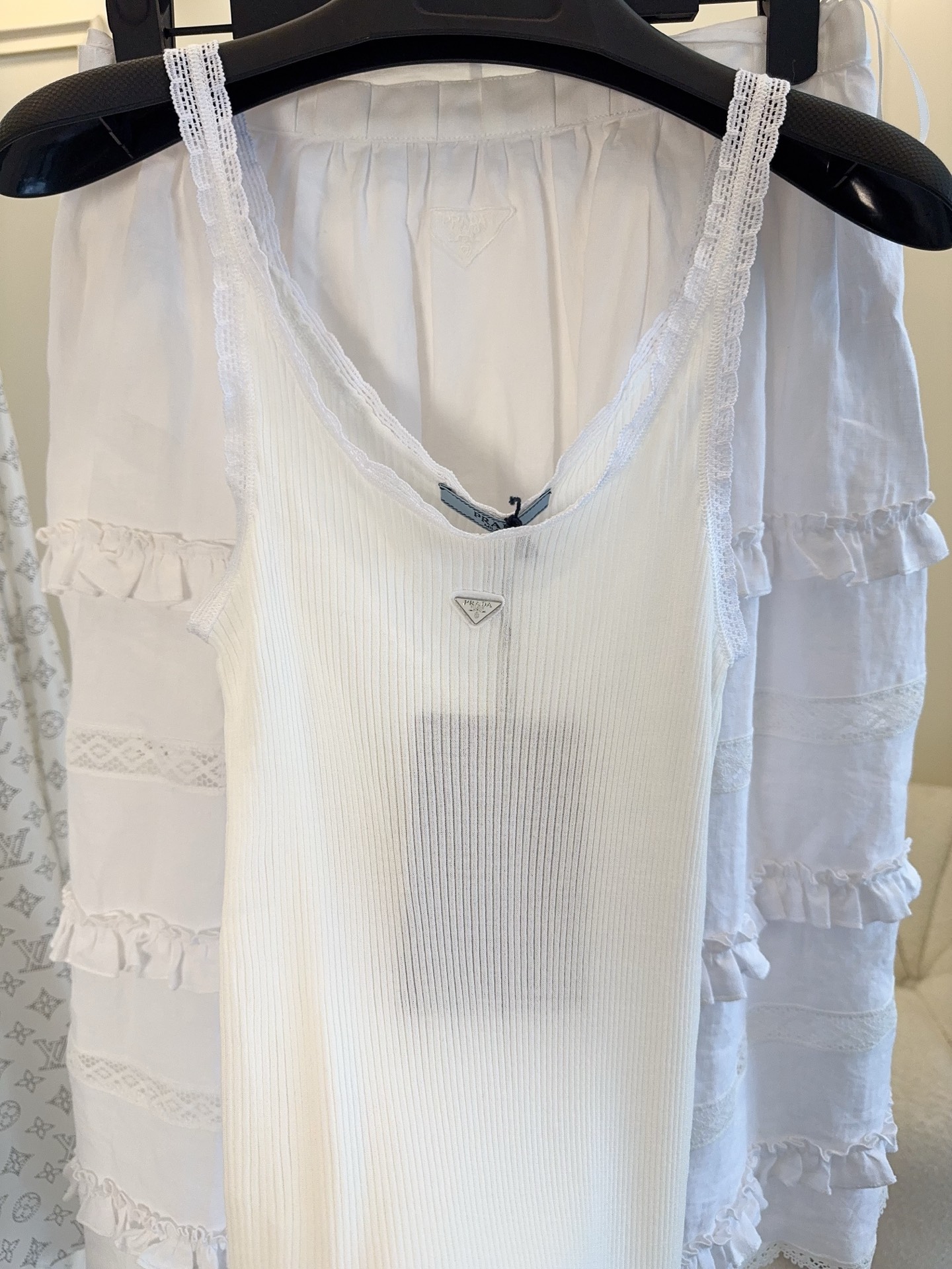 NO:846300,Prada2026 new white lace camisole, made of soft knitted fabric, close to the body and comfortable, perfect for spring and summer!  The lace on the neckline and shoulder straps is super delicate, and the triangle logo on the chest is low-key and recognizable. It has a slim fit and is versatile to wear alone or inside. It can be easily switched with high-waisted shorts, jeans, and skirts. It can be worn for daily outings, dates, and vacations!  ,,prada,skirts,shorts,jeans,19860909Prada2026新款白色蕾丝吊带背心,采用柔软针织面料,贴身舒适,春夏穿超合适！领口和肩带的蕾丝花边超精致,胸前三角Logo低调又有辨识度.修身剪裁,单穿或内搭都很百搭,搭配高腰短裤、牛仔裤、半裙都能轻松切换风格,日常出街、约会、度假都能hold住！,,prada,skirts,shorts,jeans,,Women's clothing