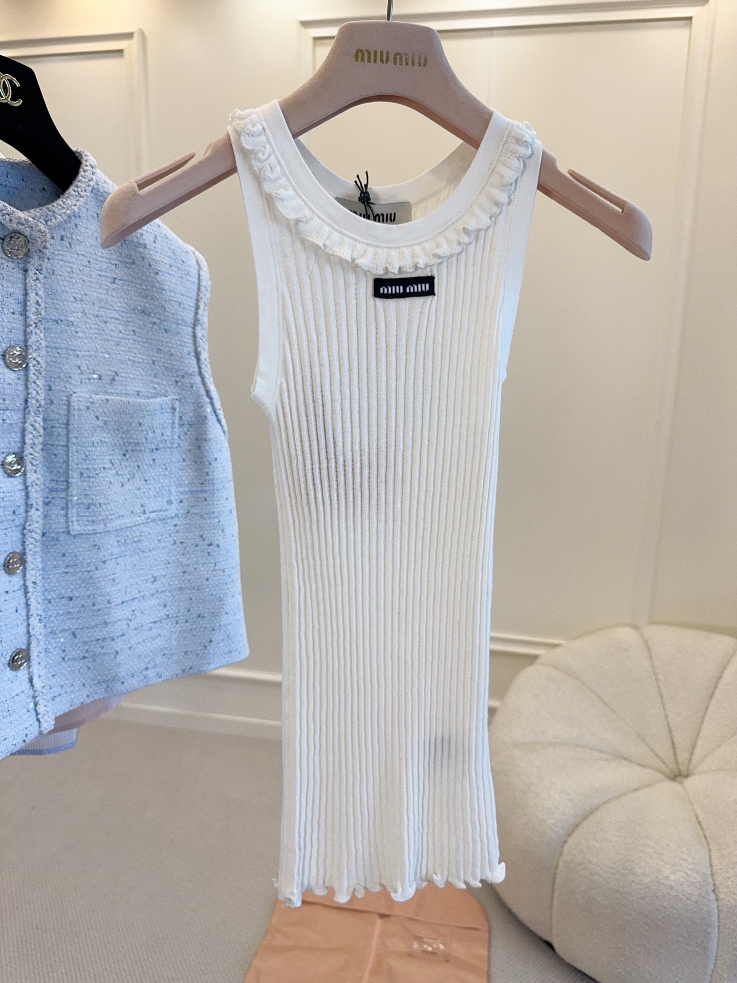 NO:846308,MiuMiu2026 new white lace knitted vest, pitted texture + fungus edge design, full of French girly feeling!  The sleeveless slim cut outlines the body shape, and the halterneck version highlights the lines of the shoulders and neck. Soft knitted fabric, skin-friendly and slimming, it is OK to wear alone or layered in spring and summer~ Whether paired with jeans, skirts or suits, it can easily switch between sweet girl or retro style, and can be worn daily, on dates, and on vacation!  ,,miumiu,skirts,jeans,business suit,19860909MiuMiu2026新款白色花边针织背心,坑条肌理+木耳边设计,法式少女感满满！无袖修身剪裁,勾勒身形,挂脖版型超显肩颈线条.柔软针织面料,亲肤又显瘦,春夏单穿或叠搭都很OK～无论配牛仔裤、半裙还是西装,轻松切换甜妹or复古风,日常、约会、度假都能穿！,,miumiu,skirts,jeans,business suit,,Women's clothing