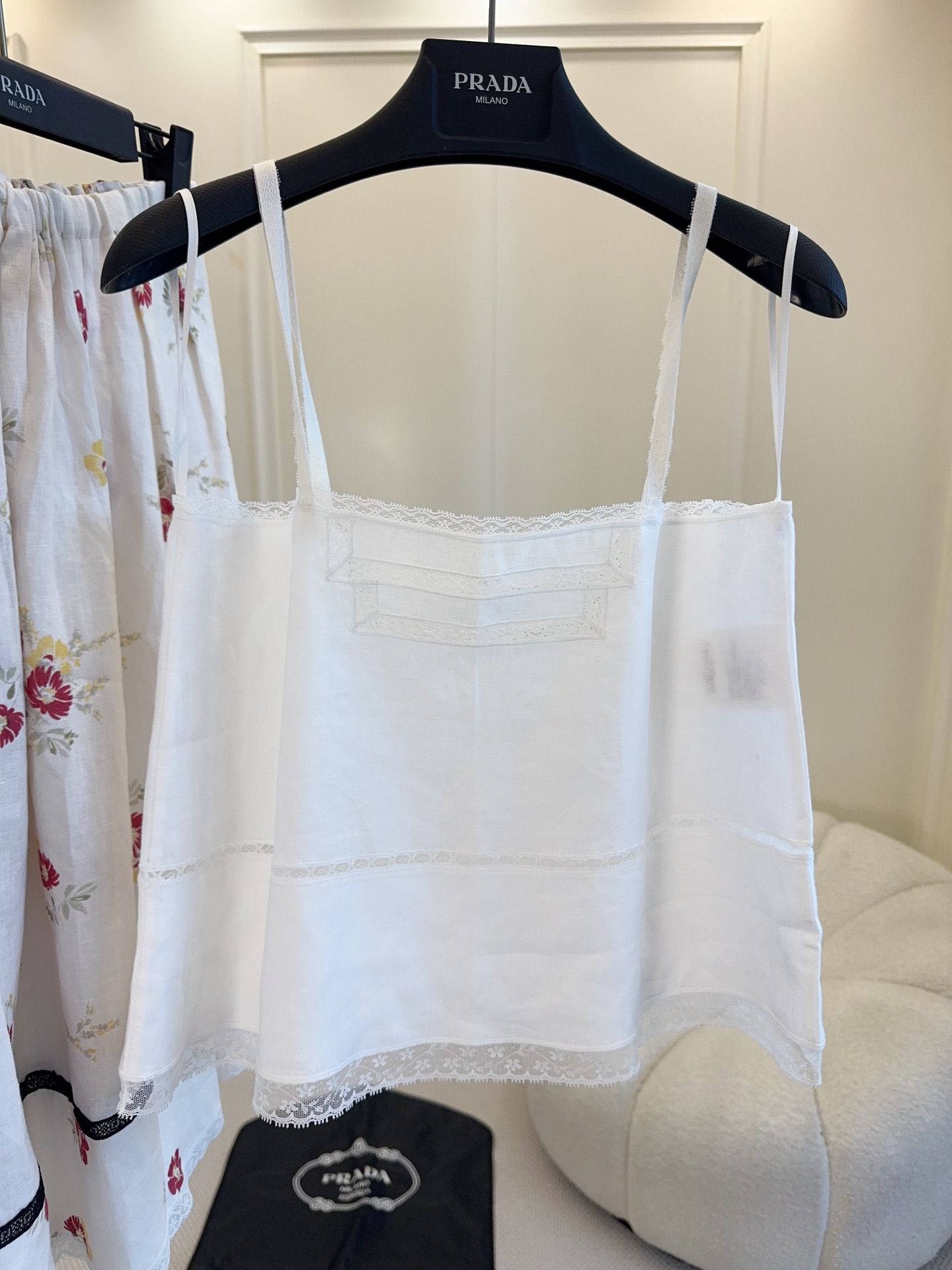 NO:846334,Prada 2026 new White Sun series suspenders, made of white linen, are light and breathable, super comfortable to wear in spring and summer!  Handmade lace + floral patterns, full of details, full of romantic atmosphere. The strap design is fresh and smart, and can be worn every day on vacation.,,prada,19860909Prada 2026新款White Sun系列吊带,白色亚麻材质,轻盈透气,春夏穿超舒服！手工蕾丝花边+花卉图案,细节满满,浪漫氛围感拉满.吊带设计清新灵动,度假日常都能穿.,,prada,,Women's clothing