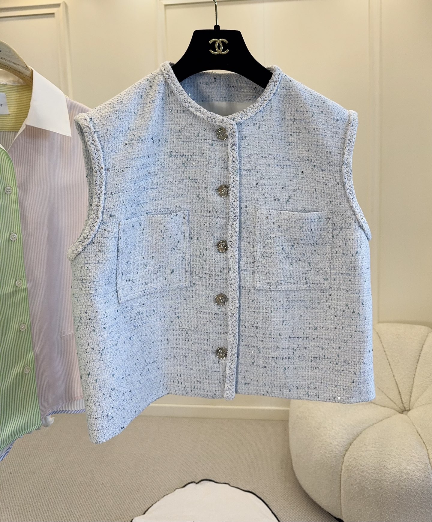 NO:846294,Chanel 2026 new light blue tweed vest, classic sleeveless round neck design, mixed color tweed fabric + fine glitter, super textured under the light. Double patch pockets on the front + silver double C logo buttons, perfect details! 叠穿超百搭,内搭T恤或衬衫,轻松get法式优雅or学院风,日常通勤、约会都能轻松驾驭～,,chanel,shirts,tees，t-shirt,19860909Chanel2026新款浅蓝粗花呢马甲,经典无袖圆领设计,混色粗花呢面料+细闪亮片,光线下超有质感.正面双贴袋+银色双C logo纽扣,细节满分！叠穿超百搭,内搭T恤或衬衫,轻松get法式优雅or学院风,日常通勤、约会都能轻松驾驭～,,chanel,shirts,tees，t-shirt,,Women's clothing