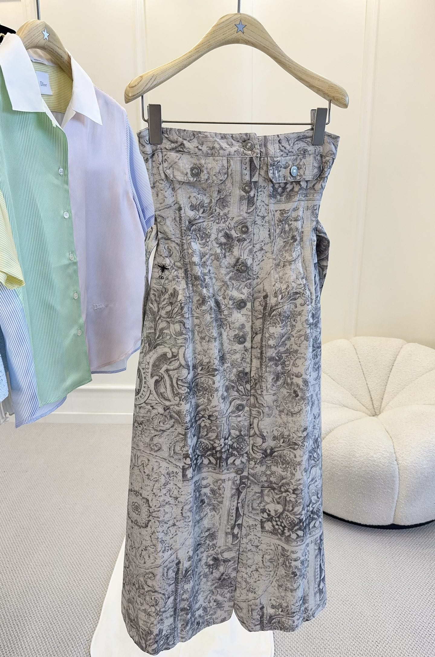 NO:858998,Dior's 2026 new printed tube top long skirt is made of linen blend, light and breathable, and super comfortable to wear in summer!  The printing is inspired by classical art, elegant and story-telling. The tube top + waist pleat design modifies the body shape, and the A-line skirt is elegant when walking, making it easy to control during commuting, parties, and vacations!  ,,dior,skirts,19860909Dior2026新款印花抹胸长裙,采用亚麻混纺,轻盈透气,夏天穿超舒服！印花灵感来自古典艺术,优雅又有故事感.抹胸+腰部褶皱设计,修饰身形,A字裙摆走路飘逸,通勤、聚会、度假都能轻松驾驭,！,,dior,skirts,,Women's clothing