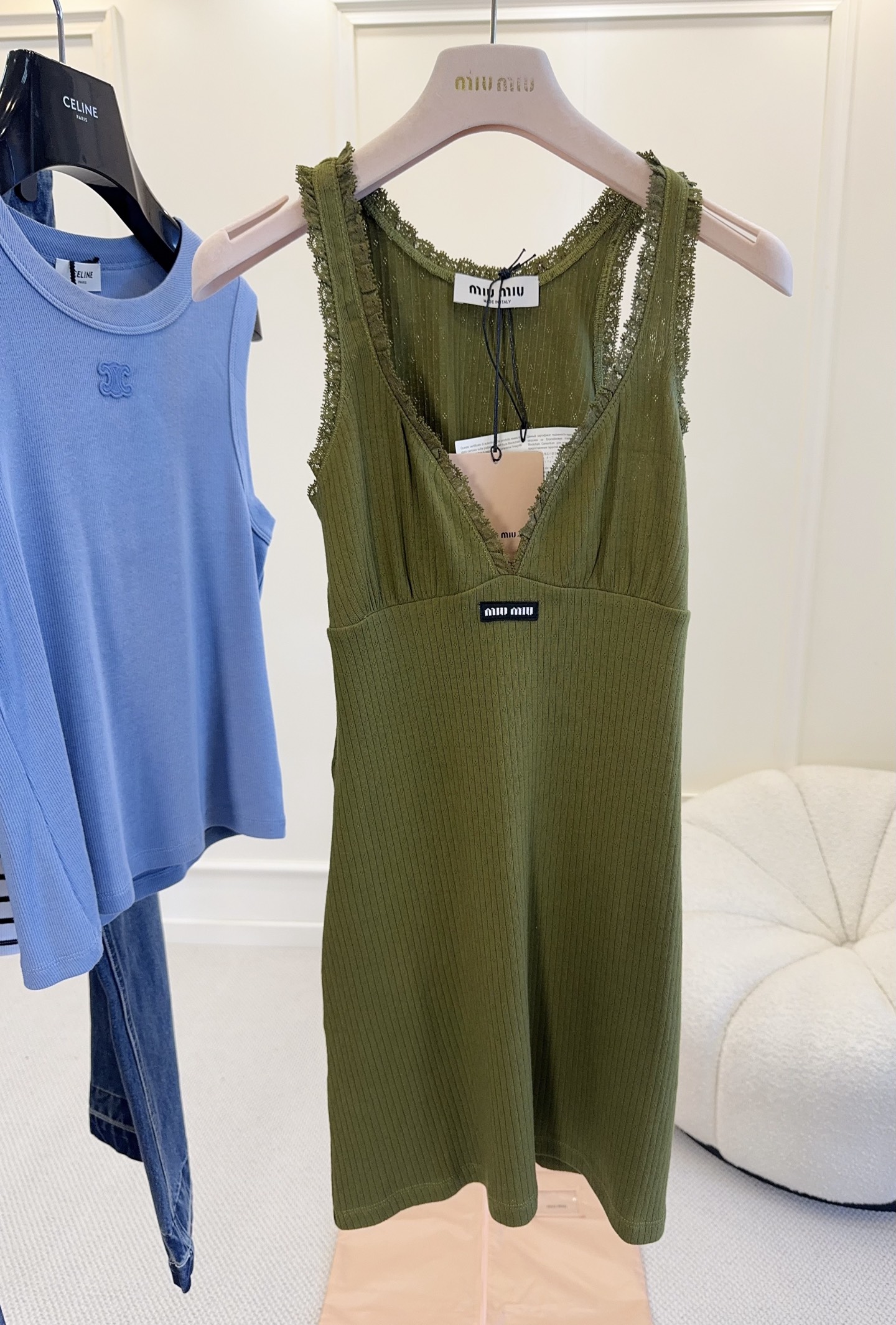 NO:859004,Miu Miu 2026 new olive green knitted suspender skirt, pitted texture + soft skin-friendly fabric, super comfortable to wear in spring and summer!  The V-neck lace trims the shoulders and neck, and the details are slim and tailored to outline the body curve. The skirt length is moderate, and it is OK to wear alone or layered. The olive green is white and retro, and is friendly to yellow skin. It comes with a soft light filter in the sun, and it is very photogenic when taking vacation and date photos. The brand logo on the chest is highly recognizable, and it is a Miu Miu classic design!  ,,miumiu,skirts,19860909Miu Miu2026新款橄榄绿针织吊带裙,坑条肌理+柔软亲肤面料,春夏穿超舒服！V领蕾丝花边修饰肩颈,细节满分修身剪裁勾勒身材曲线,裙长适中,单穿叠穿都OK.橄榄绿显白又复古,黄皮友好,阳光下自带柔光滤镜,度假约会拍照都很出片.胸前品牌徽标,辨识度UP,是Miu Miu经典设计！,,miumiu,skirts,,Women's clothing