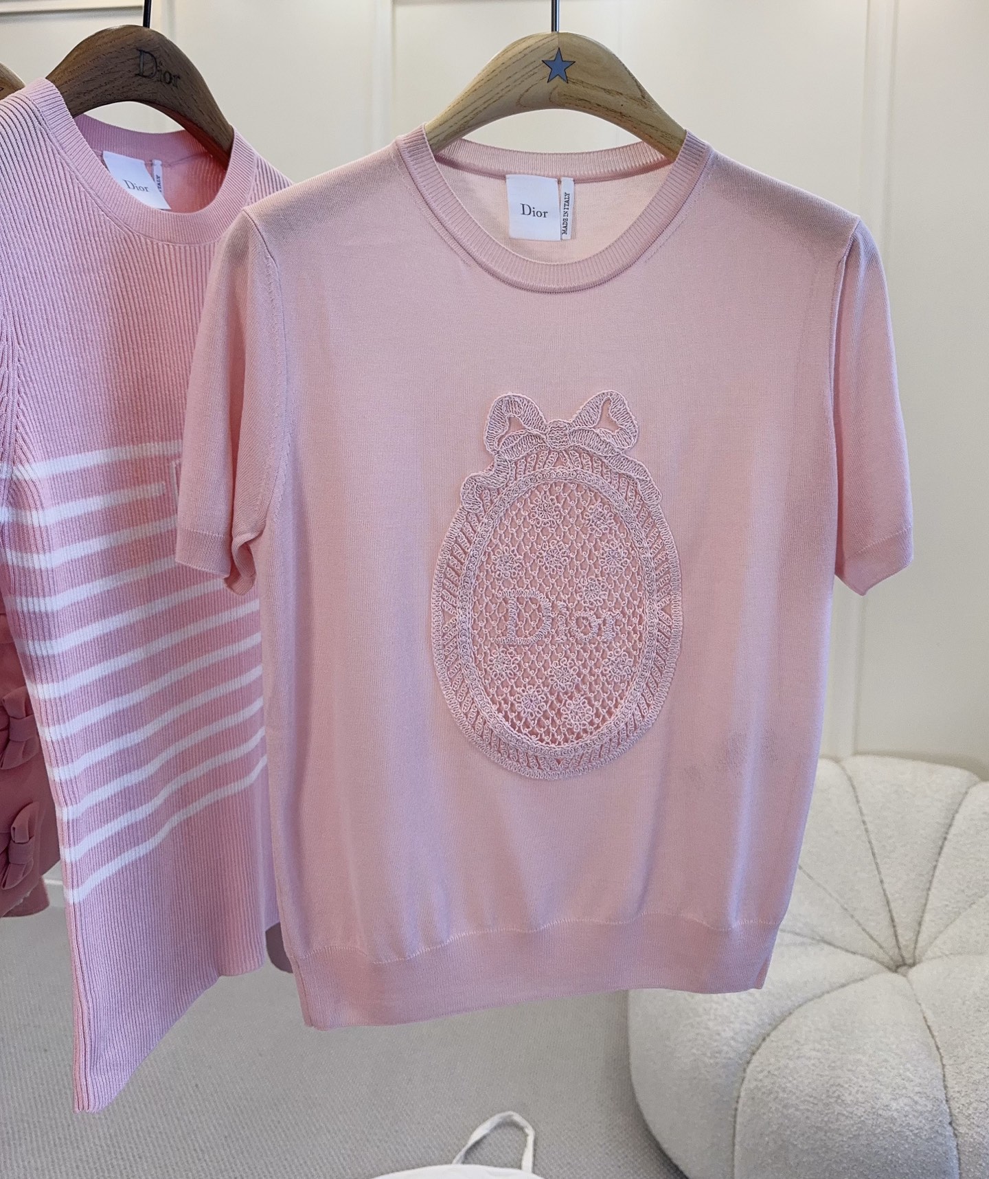 NO:858965,Dior2026 new pink knitted short sleeves, soft silk knitted fabric, lace crochet badge + bow design on the chest, super exquisite details. Straight shoulder cut, comfortable and elegant, can be easily used for commuting and dating, full of gentleness and luxury!  It looks great with jeans or skirts, and you can easily get an elegant everyday look., dior, skirts, jeans, T-shirt, real silk,19860909Dior2026新款粉色针织短袖,柔软真丝针织面料,胸前蕾丝钩花徽章+蝴蝶结设计,细节超精致.正肩剪裁,舒适又显气质,通勤、约会都能轻松驾驭,温柔高级感满满！搭配牛仔裤或半裙都很出彩,轻松get优雅日常look.,,dior,skirts,jeans,T-shirt,real silk,,Women's clothing
