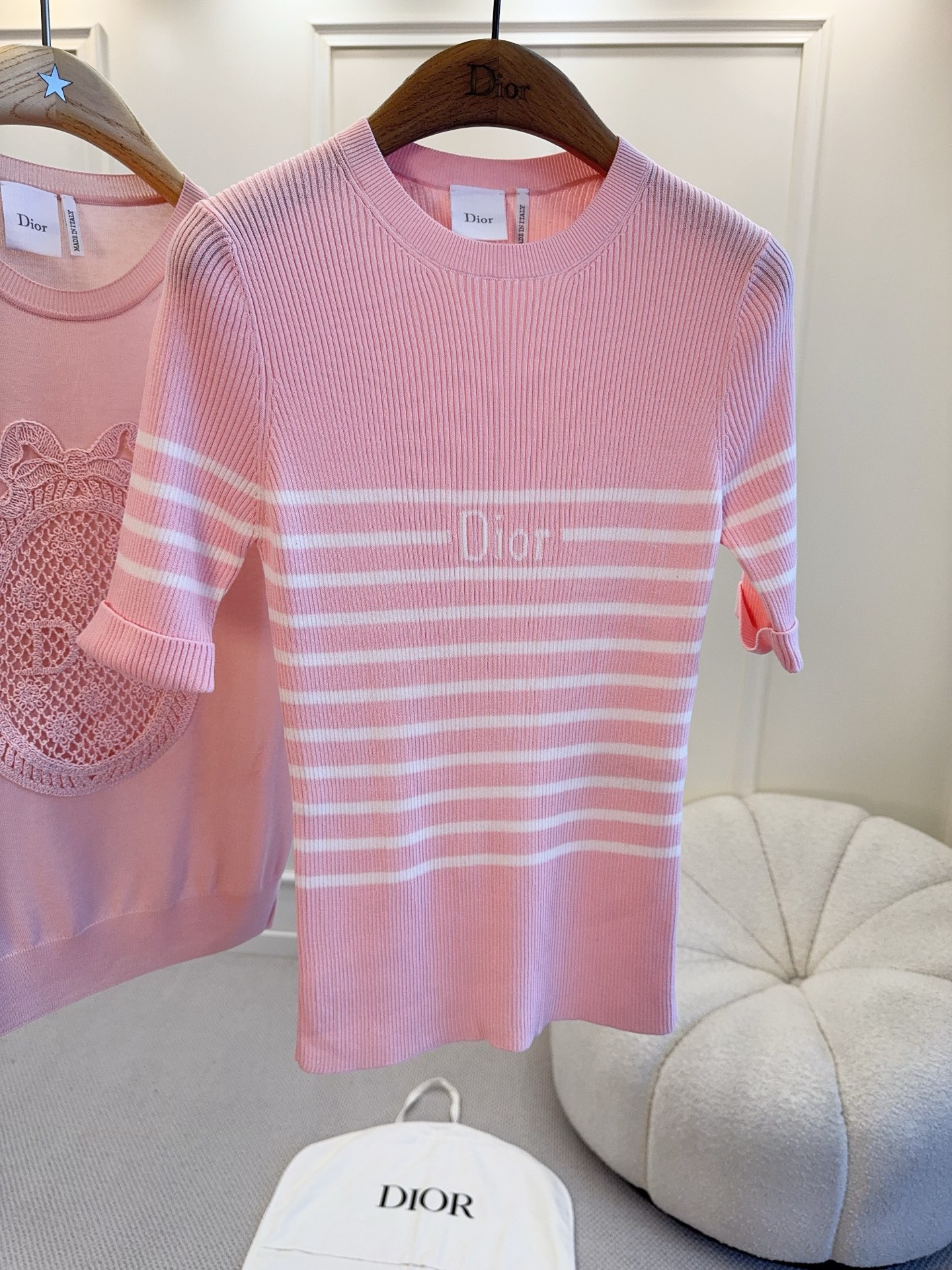 NO:858981,Dior 2026 new pink striped knitted short-sleeve, pink + white stripes, low-key and recognizable logo on the chest. The knitted fabric is soft and breathable, super comfortable to wear in spring and summer. The mid-sleeve round neck design, retro college style, can be easily worn for commuting and dating. Multiple colors are available, the pink is gentle and white, it looks great with skirts or casual pants, and you can easily get a relaxed feeling.,, ​​dior, skirts, T-shirt,19860909Dior 2026新款粉色条纹针织短袖,粉+白色条纹,胸前Logo低调有辨识度.针织面料柔软透气,春夏穿超舒服.中袖圆领设计,复古学院风,通勤约会都能轻松驾驭.多色可选,粉色温柔显白,搭裙装或休闲裤都很出彩,轻松get松弛感穿搭.,,dior,skirts,T-shirt,,Women's clothing