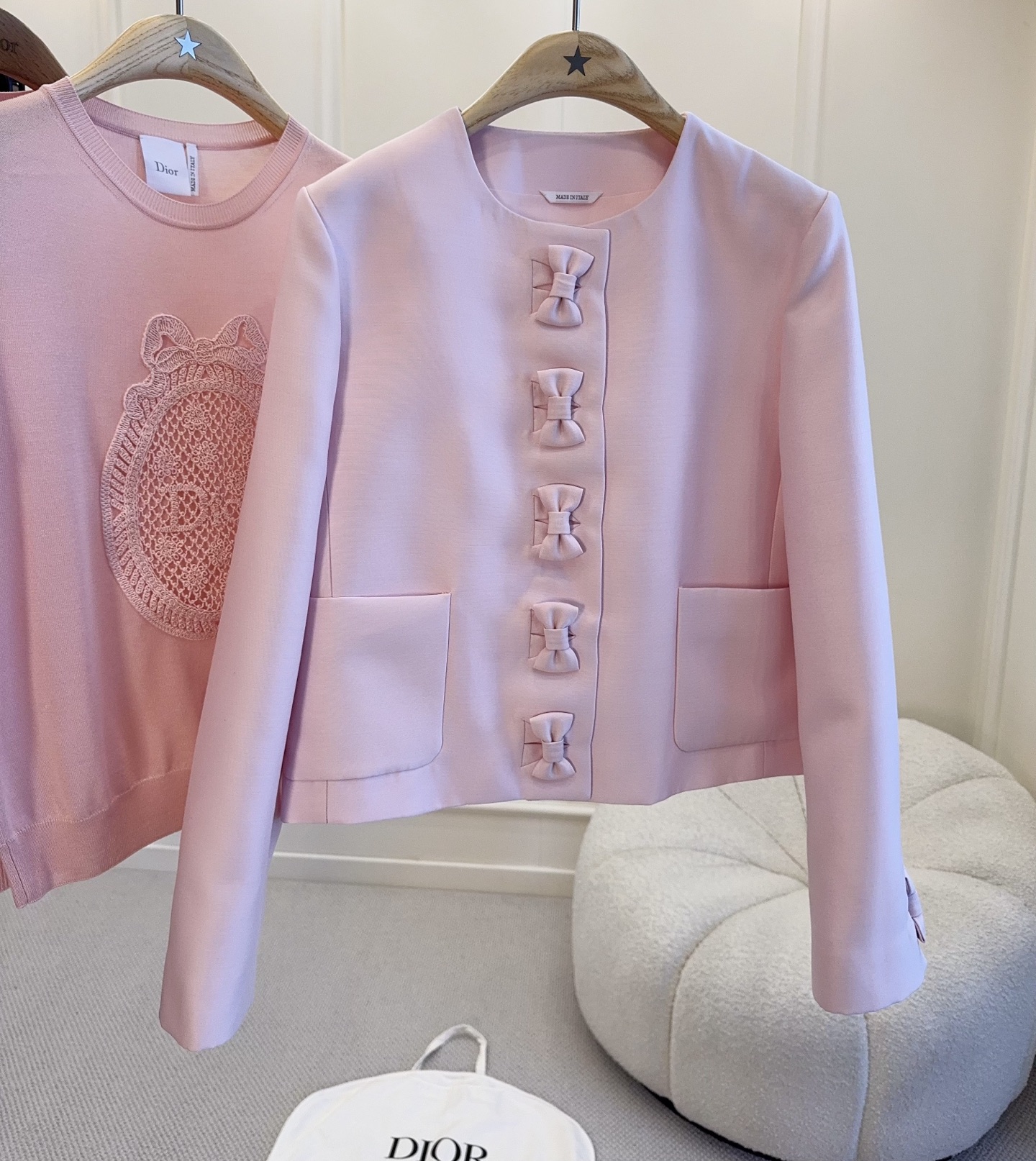 NO:858948,Dior2026 new pink bow jacket, customized silk wool fabric, the new silk wool texture is crisp and elegant, exquisite tailoring, full of details. The three-dimensional bows on the front and cuffs are super recognizable, the soft pink color is elegant and sweet, the short design modifies the figure, and looks great with high-waisted skirts or trousers, easily creating a high-end look.,, dior, skirts, jackets & coats,19860909Dior2026新款粉色蝴蝶结外套,定制丝毛面料,新款丝毛质感挺括自带关泽感,剪裁精致,细节满分.正面和袖口的立体蝴蝶结超有辨识度,柔粉色调优雅又甜美,短款设计修饰身形,搭配高腰裙或裤装都很出彩,轻松打造高级感造型.,,dior,skirts,jackets & coats,,Women's clothing
