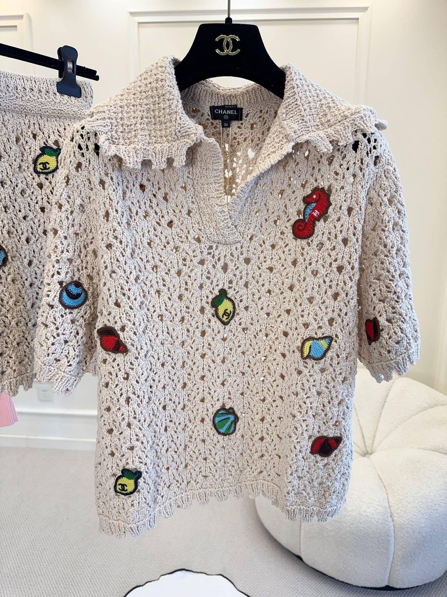 NO:860283,Chanel 26M Coco Beach crochet suit, with off-white hollow crochet workmanship, embellished with marine life embroidery, full of summer vacation atmosphere. Short-sleeved Polo shirt + high-waisted skirt, light and breathable, perfect for summer wear!  The embroidery details include seahorses, shells, etc., making it highly recognizable. Whether paired with canvas shoes or sandals, you can easily create a casual and sophisticated look, which is OK for everyday vacations!  ,,chanel,sandals,skirts,T-shirt,19860909Chanel 26M Coco Beach钩针套装,米白色镂空钩针工艺,点缀海洋生物刺绣,夏日度假氛围感满满.短袖Polo衫+高腰半裙,轻盈透气,超适合夏天穿！刺绣细节有海马、贝壳等,品牌辨识度拉满.无论搭配帆布鞋还是凉鞋,都能轻松打造休闲精致造型,度假日常都OK！,,chanel,sandals,skirts,T-shirt,,Women's clothing