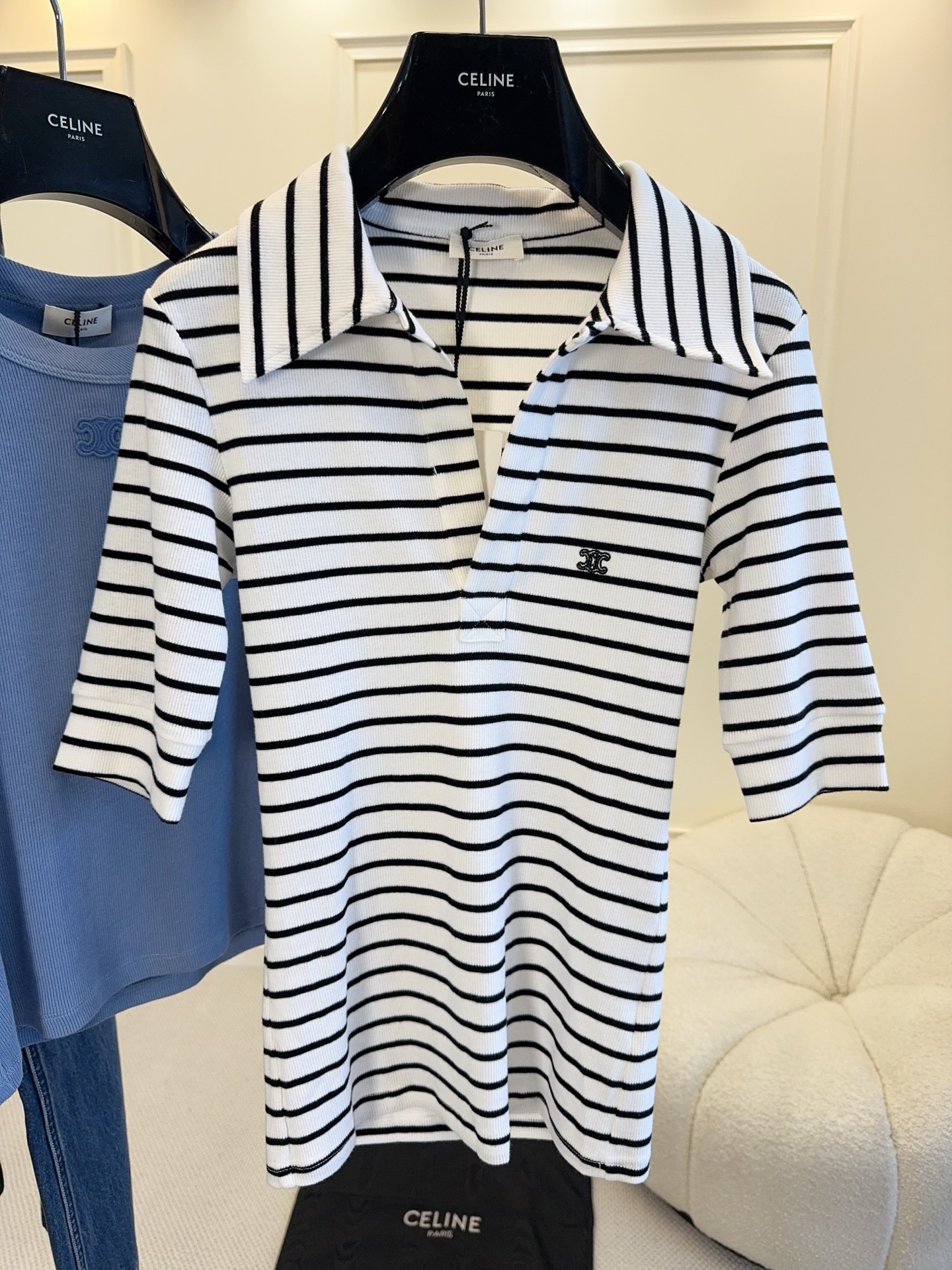 NO:860318,CELINE 2026 new striped Polo sweater, soft, skin-friendly and super comfortable!  Black and white stripes + Polo collar, French elegance and casualness, slim fit and not close to the body, can be easily worn for daily commuting or vacation. Pair it with jeans or a skirt, and you can easily get a refreshing summer outfit!  ,,celine,skirts,jeans,19860909CELINE 2026新款条纹Polo针织衫,柔软亲肤超舒适！黑白条纹+Polo领,法式优雅又休闲,修身剪裁显瘦不贴身,日常通勤或度假都能轻松驾驭.搭配牛仔裤或半裙,轻松get夏日清爽穿搭！,,celine,skirts,jeans,,Women's clothing