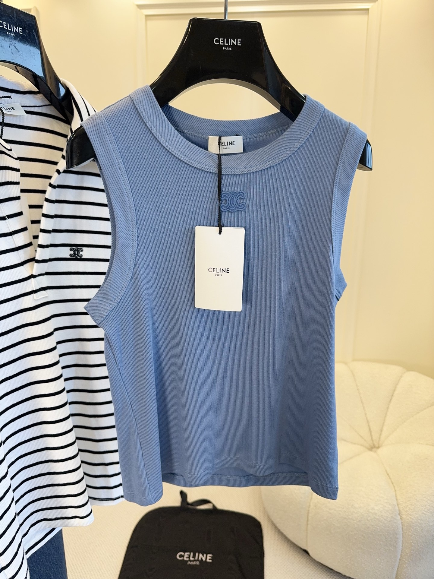 NO:860339,CELINE's 2026 new blue slim-fitting vest is made of high-strength ribbed fabric, which is soft and skin-friendly, fits the body shape without being tight. The round-neck sleeveless design is simple and elegant, and is super refreshing to wear alone in summer. The Arc de Triomphe logo is embroidered on the chest, with perfect details and high recognition!  The slim cut modifies the shoulder and neck lines and lengthens the arm proportions. Pair it with high-waisted shorts or jeans to easily get the summer casual style~,,celine,shorts,jeans,19860909CELINE2026新款蓝色修身背心,采用高弹坑条罗纹面料,柔软亲肤,贴合身形不紧绷.圆领无袖设计,简约大方,夏天单穿超清爽.胸口凯旋门徽标刺绣,细节满分,辨识度高！修身剪裁修饰肩颈线条,拉长手臂比例,搭配高腰短裤或牛仔裤,轻松get夏日休闲风～,,celine,shorts,jeans,,Women's clothing