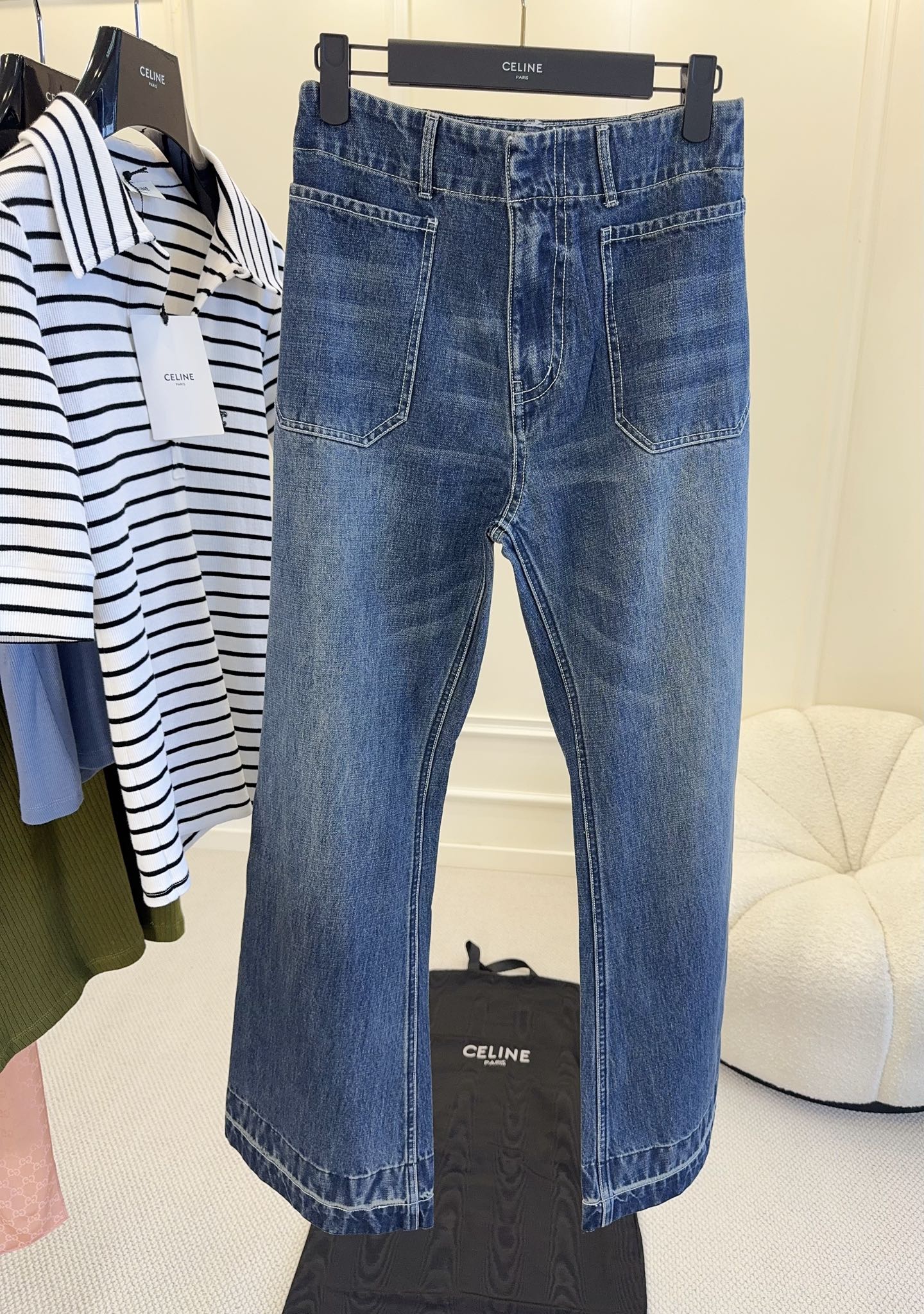 NO:860359,CELINE 2026 new wide-leg jeans, classic blue washed denim, retro micro-flare design, modified leg shape and extremely long legs. The back pocket has the Arc de Triomphe logo, perfect brand recognition!  The high-waisted design elongates the proportions and looks great when paired with a blouse or shirt. It can be easily worn for commuting or leisure. The fabric is soft and elastic, making it comfortable to wear without being tight. It is a practical, fashionable and versatile item!  ,,celine,jeans,shirts,19860909CELINE2026新款阔腿牛仔裤,经典蓝色水洗牛仔布,复古微喇设计,修饰腿型超显腿长.后包口袋有凯旋门Logo,品牌辨识度满分！高腰设计拉长比例,搭配短上衣或衬衫都很出彩,通勤休闲都能轻松驾驭.面料柔软有弹性,穿着舒适不紧绷,是实用又时髦的百搭单品！,,celine,jeans,shirts,,Women's clothing