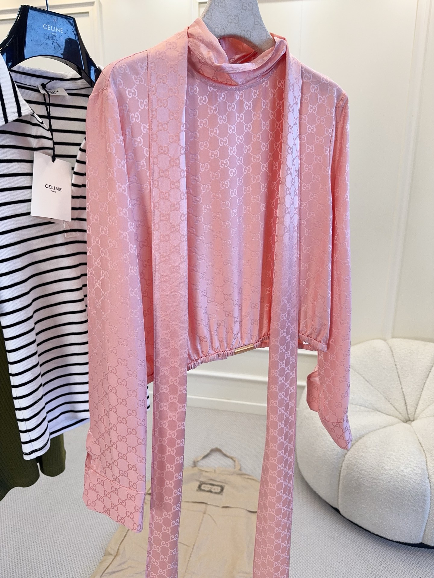 NO:860418,Gucci2026 new pink jacquard sweatshirt, silk jacquard, super friendly for daily wear. Classic jacquard pattern + ribbon design, fashionable and recognizable. Short cut, match with high-waisted pants or skirts, elastic cuffs and hem, better fit, pink is gentle and versatile, easily enhances the look.,,gucci,hoodie,sweatshirts,skirts,real silk,19860909Gucci2026新款粉色提花卫衣,真丝提花,日常穿着超友好.经典提花图案+飘带设计,时尚又有辨识度.短款剪裁,搭配高腰裤或裙子,袖口和下摆松紧收口,穿着更贴合,粉色温柔百搭,轻松提升造型感.,,gucci,hoodie,sweatshirts,skirts,real silk,,Women's clothing
