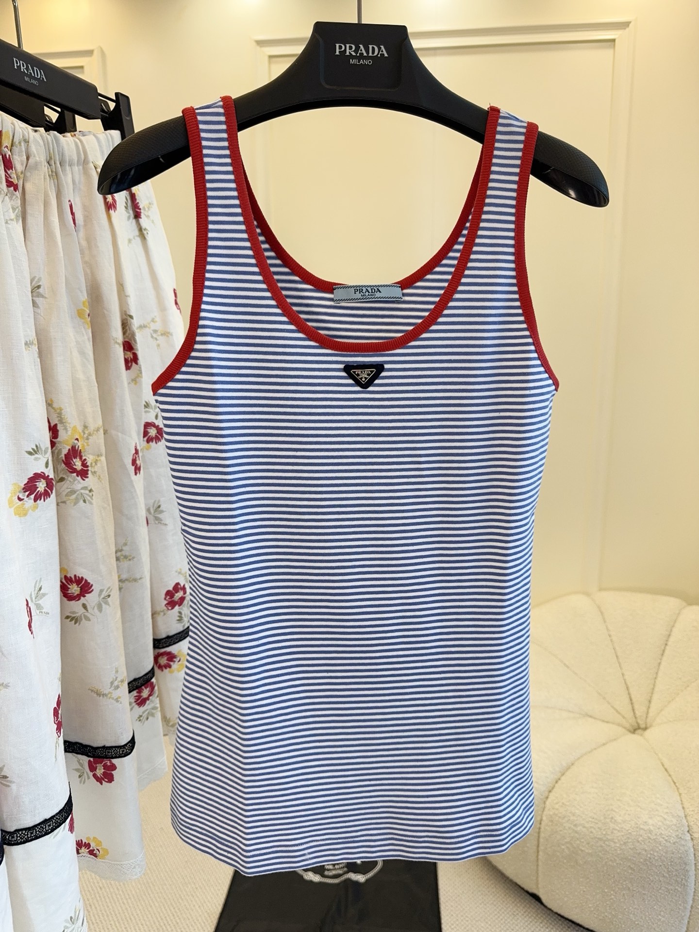 NO:860394,Prada2026 new blue and white striped vest, classic blue and white contrast + red trim, full of vitality!  U-shaped neckline + triangle logo, high brand recognition. The cotton fabric is soft and breathable, super comfortable to wear in spring and summer. The sleeveless design is simple and versatile, it can be worn alone or layered, and it can easily create a sense of layering. Casual for daily use, fashionable and practical!  ,,prada,19860909Prada2026新款蓝白条纹背心,经典蓝白撞色+红色边饰,活力满满！U型领口+三角标,品牌辨识度超高.棉质面料柔软透气,春夏穿超舒服.无袖设计简约百搭,单穿或内搭都很OK,轻松打造层次感.日常休闲,时髦又实用！,,prada,,Women's clothing