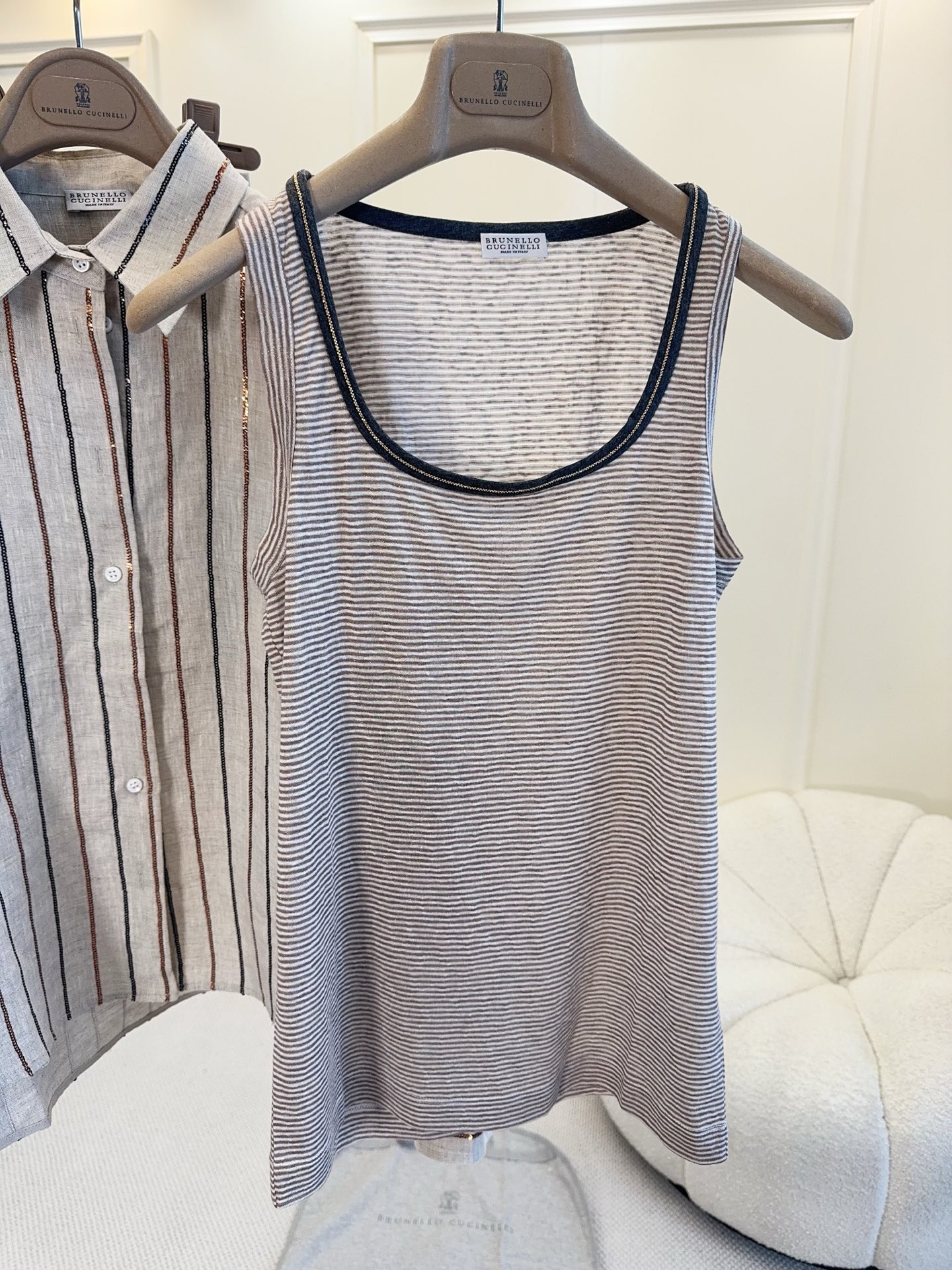 NO:860383,BC2026 new striped knitted vest is made of linen blended material, breathable and comfortable, perfect for spring and summer!  Light beige + dark piping, simple and detailed. The U-shaped collar modifies the neck line and is not picky about the face shape. It can be worn alone or layered. The knitting process makes the fabric soft and elastic, not tight against the body, and can be easily controlled for daily commuting and leisure ~ Pair it with loose trousers or skirts, and you can easily get a natural and casual style!  ,,skirts,19860909BC2026新款条纹针织背心,采用亚麻混纺材质,透气又舒适,春夏穿超合适！浅米色+深色滚边,简约又有细节感.U型领修饰颈部线条,不挑脸型,单穿or内搭都OK.针织工艺让面料柔软有弹性,贴身不紧绷,日常通勤、休闲都能轻松驾驭～搭配宽松裤装或裙装,轻松get自然随性风！,,skirts,,Women's clothing