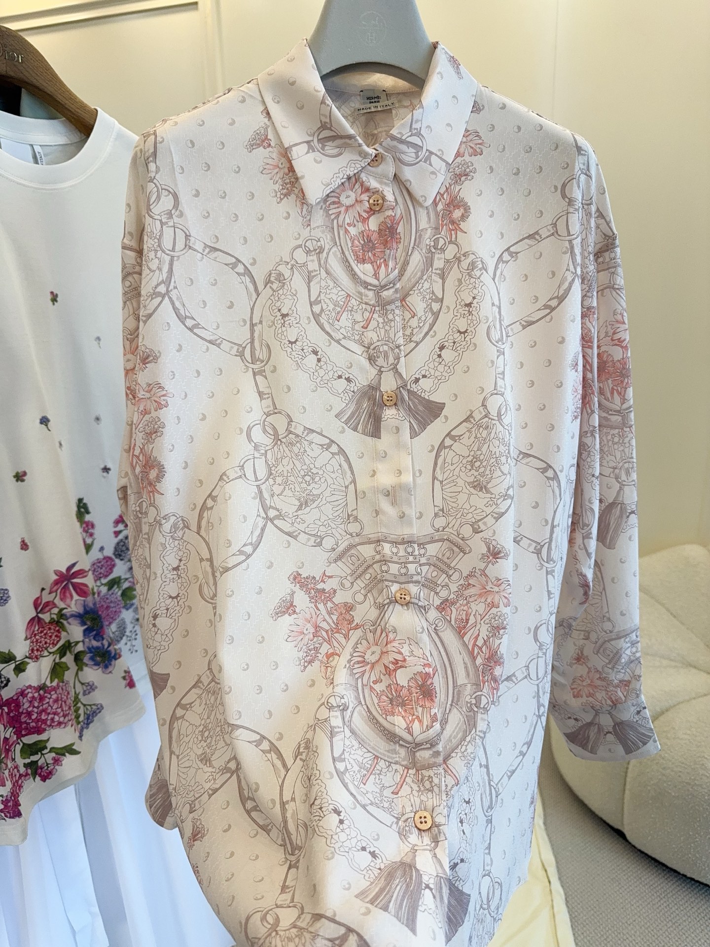 NO:863452,Hermès 2026 new silk printed shirt, silk fabric, low saturated nude pink + gray tones, full of French elegance. Exquisite printing combines floral and classical elements, and the details are very recognizable. Classic lapel + button placket, loose cut, comfortable and fashionable. Whether paired with wide-leg pants for commuting, or with a skirt for daily outings, you can easily create an intellectual or gentle style. It is a versatile artifact in the wardrobe!  ,,hermes,skirts,shirts,real silk,19860909Hermès2026新款真丝印花衬衫,真丝面料,低饱和裸粉+灰色调,法式优雅气质满满.精致印花融合花卉与古典元素,细节超有辨识度.经典翻领+纽扣开襟,剪裁宽松,舒适又时髦.无论搭配阔腿裤通勤,还是配半裙日常出街,都能轻松打造知性或温柔风,是衣橱里的百搭神器！,,hermes,skirts,shirts,real silk,,Women's clothing