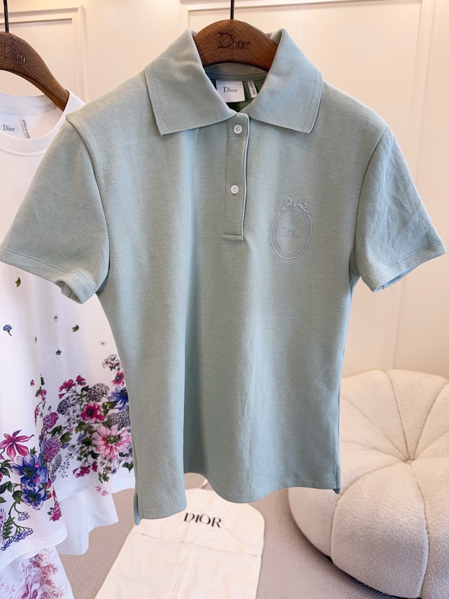 NO:863429,Dior 2026 new mint green Polo shirt, made of piqué cotton, breathable and comfortable, perfect for summer!  The classic lapel + embroidered logo on the chest are low-key and recognizable. The mint green color is fresh and natural, and can be easily used for commuting, leisure, and vacation. The tailoring fits the body shape, is elegant and practical, and is a must-have and versatile item for the spring and summer wardrobe!  ,,dior,19860909Dior 2026新款薄荷绿Polo衫,珠地棉材质,透气又舒适,夏天穿超合适！经典翻领+胸前刺绣Logo,低调又有辨识度.薄荷绿配色清新自然,通勤、休闲、度假都能轻松驾驭.剪裁贴合身形,优雅又实用,是春夏衣橱必备百搭单品！,,dior,,Women's clothing