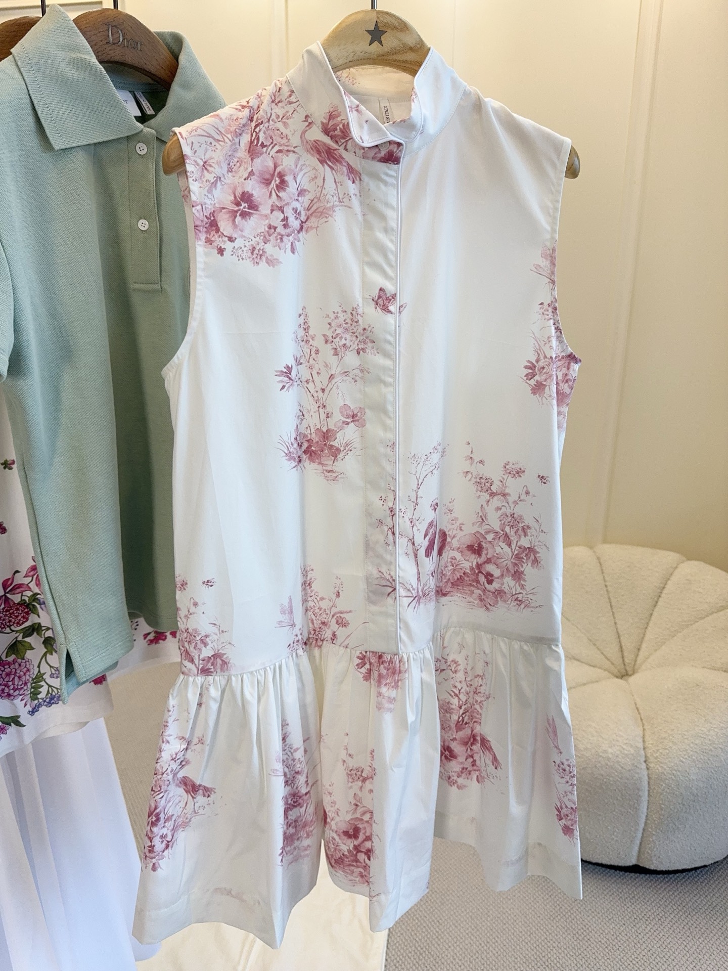 NO:863360,Dior2026 new sleeveless dress, white base with pink flowers, full of French pastoral style!  Made of light cotton fabric, it is super breathable and comfortable to wear in summer ~ The layered design of the skirt is elegant and smart, and can be easily used in daily life or vacation. Dior classic print + exquisite tailoring, practical and artistic, it is a versatile artifact in the wardrobe!  ,,dior,skirts,19860909Dior2026新款无袖连衣裙,白色底配粉红花卉,法式田园风满满！轻薄棉质面料,夏天穿超透气舒适～裙摆层次感设计,优雅又灵动,日常或度假都能轻松驾驭.Dior经典印花+精致剪裁,实用又有艺术感,是衣橱里的百搭神器！,,dior,skirts,,Women's clothing
