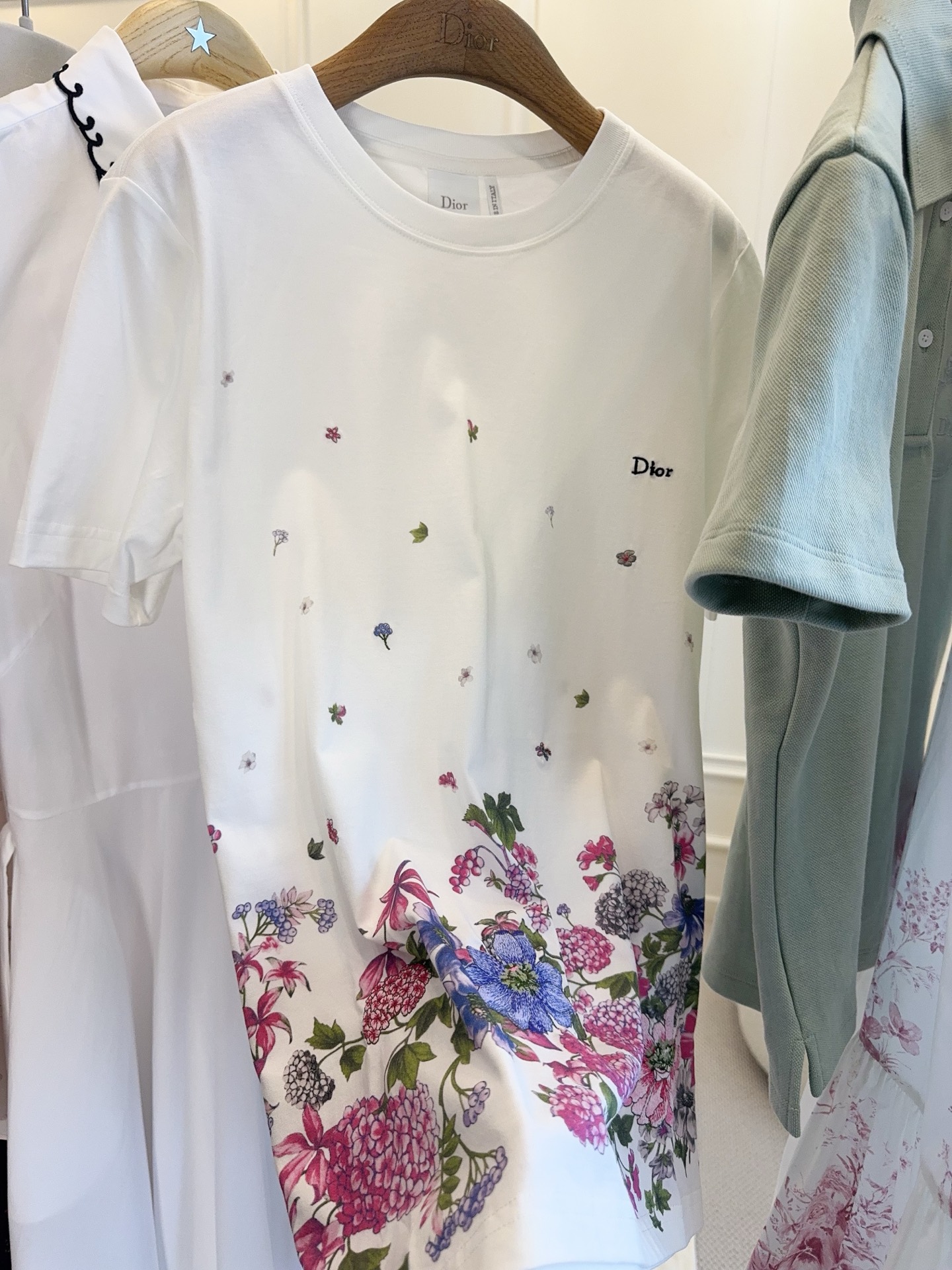 NO:867372,Dior  2026 early autumn series floral print short-sleeved T-shirt, white cotton fabric, soft and comfortable, super friendly for daily wear. Gradient floral print at the hem, heavy embroidery, purple, pink and blue flowers + green leaves, fresh and natural, full of spring and summer atmosphere. Loose bat sleeve design, flattering the body shape and comfortable, neckline  Reinforced and not easily deformed. The Dior logo on the chest shows the brand identity in a low-key manner. It looks great with jeans or skirts, and you can easily get a sweet and casual style.,, dior, skirts, jeans, T-shirt, tees, t-shirt,19860909Dior 2026早秋系列花卉印花短袖T恤,白色棉质面料,柔软舒适,日常穿着超友好.下摆渐变花卉印花重工刺绣,紫粉蓝花朵+绿叶,清新自然,春夏氛围感拉满.宽松蝙蝠袖设计,修饰身形又自在,领口加固不易变形.胸前Dior标志,低调彰显品牌身份,搭配牛仔裤或半裙都很出彩,轻松get甜美休闲风.,,dior,skirts,jeans,T-shirt,tees，t-shirt,,Women's clothing
