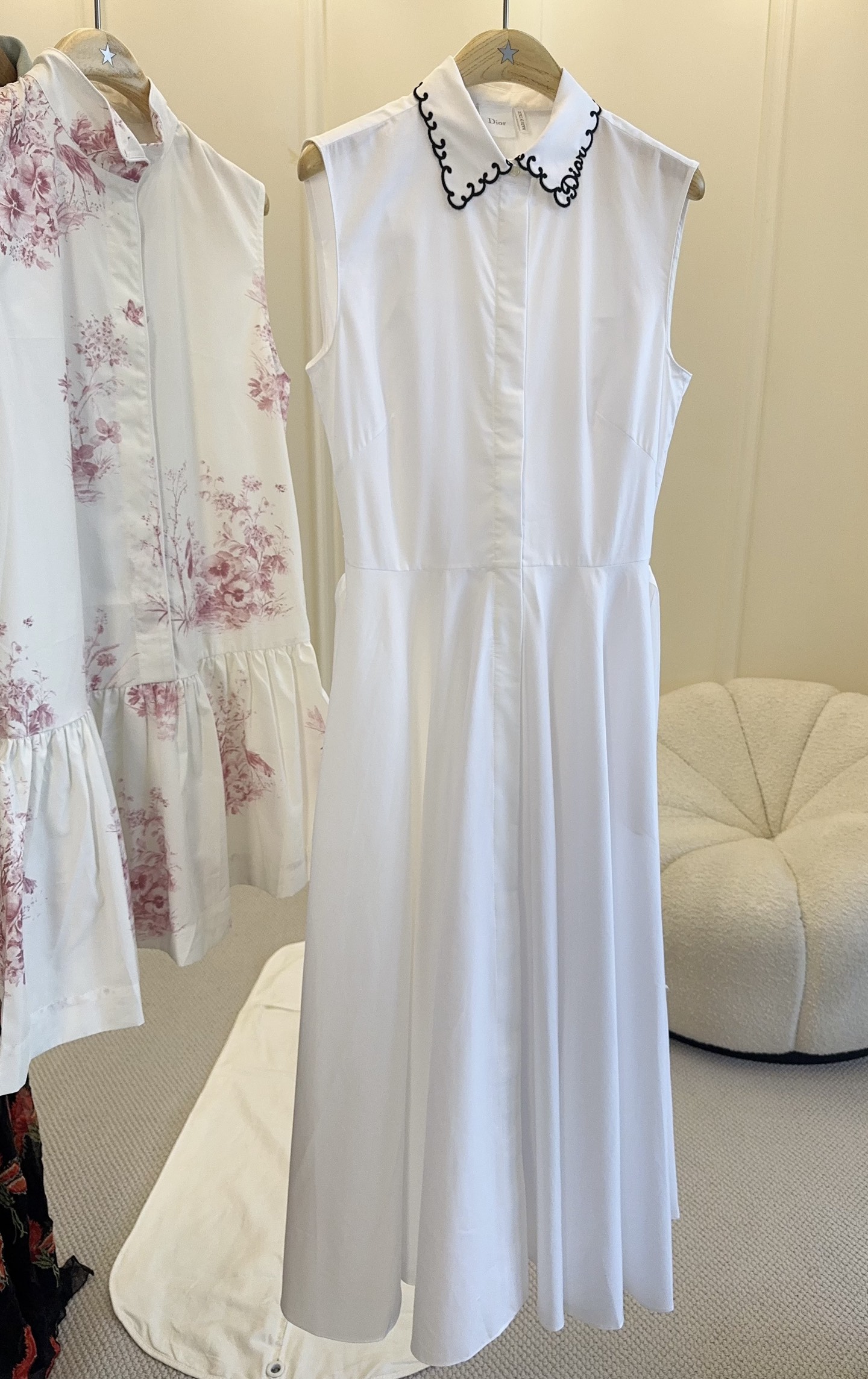 NO:863405,Dior2026 new white dress, classic sleeveless shirt-style design, pure cotton material, A-line version + waist tie, modified body proportions and super slimming!  Polo collar with black and white lace embroidery, the overall style is refreshing and intellectual, it can be easily used for commuting and dating, it is a must-have and versatile style for summer wardrobe!  ,,dior,skirts,shirts,19860909Dior2026新款白色连衣裙,经典无袖衬衫式设计,纯棉材质,A字版型+收腰系带,修饰身材比例超显瘦！Polo领配黑白花边刺绣,整体风格清爽知性,通勤、约会都能轻松驾驭,夏日衣橱必备百搭款！,,dior,skirts,shirts,,Women's clothing