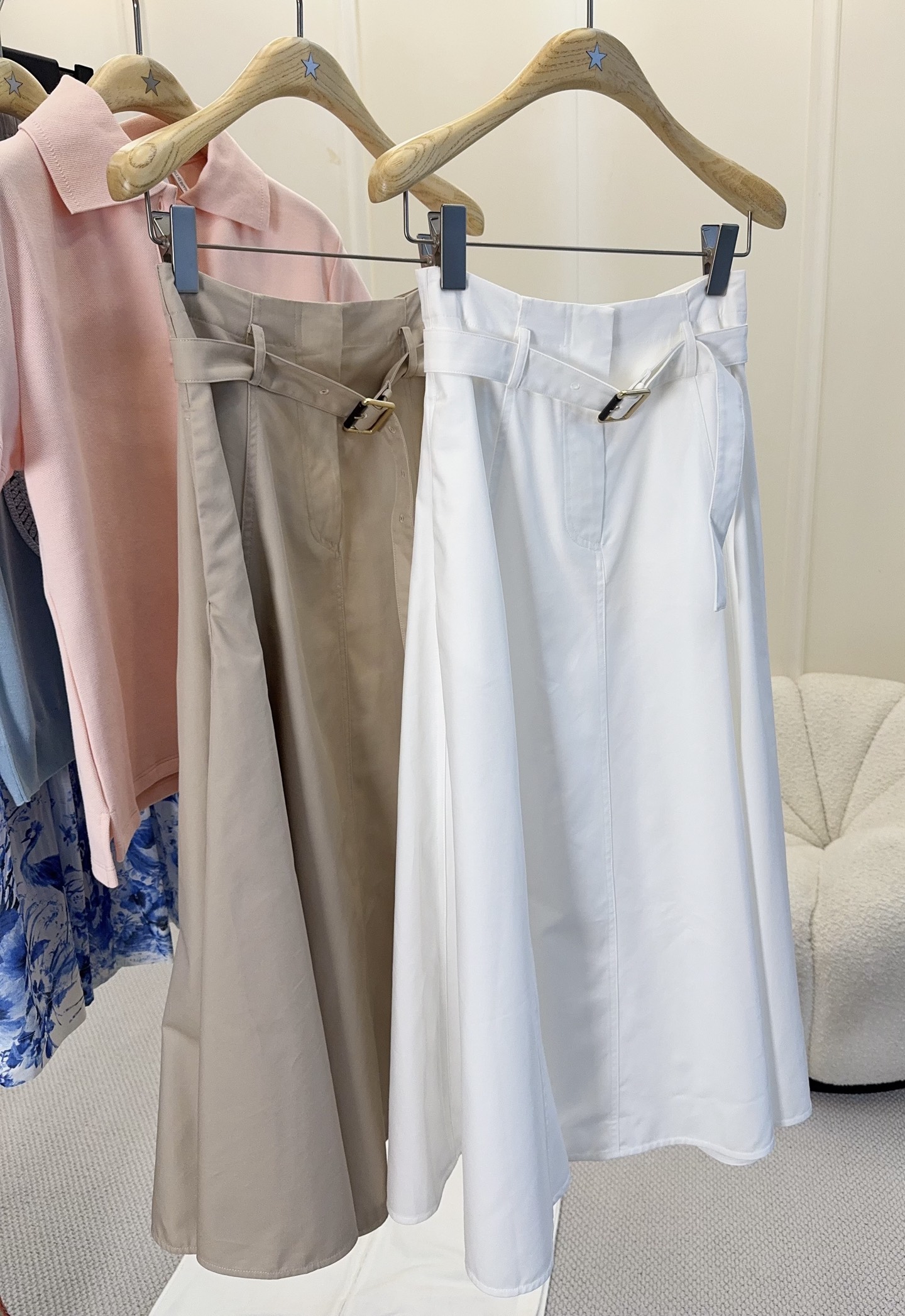 NO:867308,Dior's 2026 new high-waisted umbrella skirt is made from custom-made silk-cotton blended twill fabric, with perfect drape. The large hem design is super elegant, and the French style is perfect for you!  High waist + metal belt, modified waistline, pear-shaped figure friendly, easy to optimize proportions. It can be easily used for commuting, dating, and formal occasions. It is a practical and fashionable must-have item!  ,,dior,skirts,19860909Dior2026新款高腰伞裙,定制丝绵混纺斜纹面料,垂坠感满分,裙摆大摆设计超优雅,法式气质直接拉满！高腰+金属腰带,修饰腰线,梨形身材友好,轻松优化比例.通勤、约会、正式场合都能轻松驾驭,实用又时髦的必备单品！,,dior,skirts,,Women's clothing