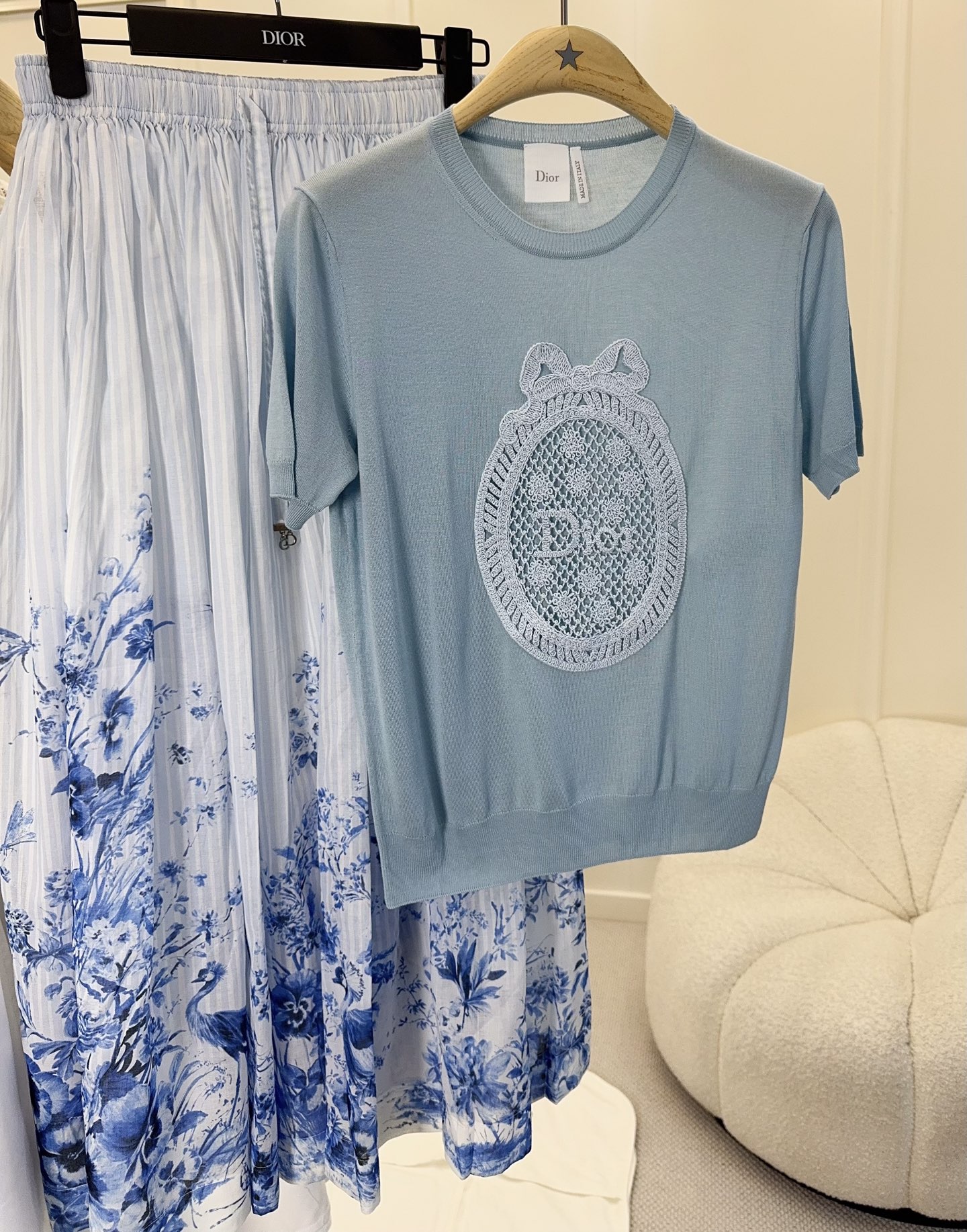NO:865432,Dior 2026 new blue knitted short-sleeved, silk yarn is soft and breathable, super comfortable to wear in summer!  The lace cutout + bow design on the chest is full of details, elegant and girlish. The light blue tone is fresh and white, and paired with white or light-colored bottoms, it directly adds a gentle atmosphere ~ It can be easily used for daily commuting, dating, and vacation. It is a practical and fashionable versatile item!  ,,dior,T-shirt,real silk,19860909Dior 2026新款蓝色针织短袖,真丝纱线柔软透气,夏天穿超舒服！胸前蕾丝镂空+蝴蝶结设计,细节满分,优雅又有少女感.浅蓝色调清新显白,搭配白色或浅色下装,温柔氛围感直接拉满～日常通勤、约会、度假都能轻松驾驭,是实用又时髦的百搭单品！,,dior,T-shirt,real silk,,Women's clothing