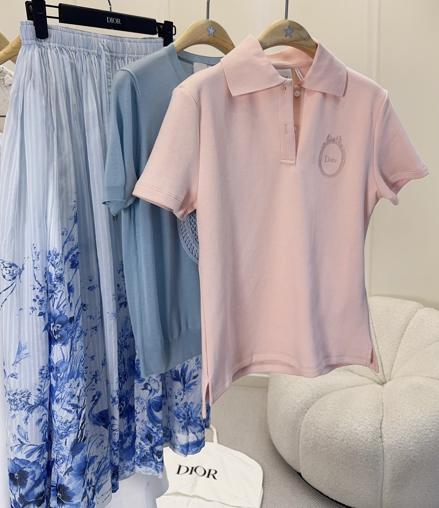 NO:867381,Dior's 2026 new pink Polo shirt is made of piqué cotton, which is breathable and skin-friendly, making it super comfortable to wear in spring and summer!  Classic lapel + half-open button design, the same color embroidered badge on the chest is low-key and exquisite. The nude pink color is gentle and elegant, super friendly to yellow skin, and flatters the skin tone without being picky. The length of the dress is moderate, and it can be paired with high-waisted bottoms to optimize the proportions. It can be easily controlled for commuting, dating, and daily life. It is simple and advanced, and the details are perfect!  ,,dior,19860909Dior2026新款粉色Polo衫,采用珠地棉,透气又亲肤,春夏穿超舒服！经典翻领+半开扣设计,胸前同色刺绣徽章低调精致.裸粉色温柔显气质,对黄皮超友好,修饰肤色不挑人.衣长适中,搭配高腰下装优化比例,通勤、约会、日常都能轻松驾驭,简约又高级,细节满分！,,dior,,Women's clothing