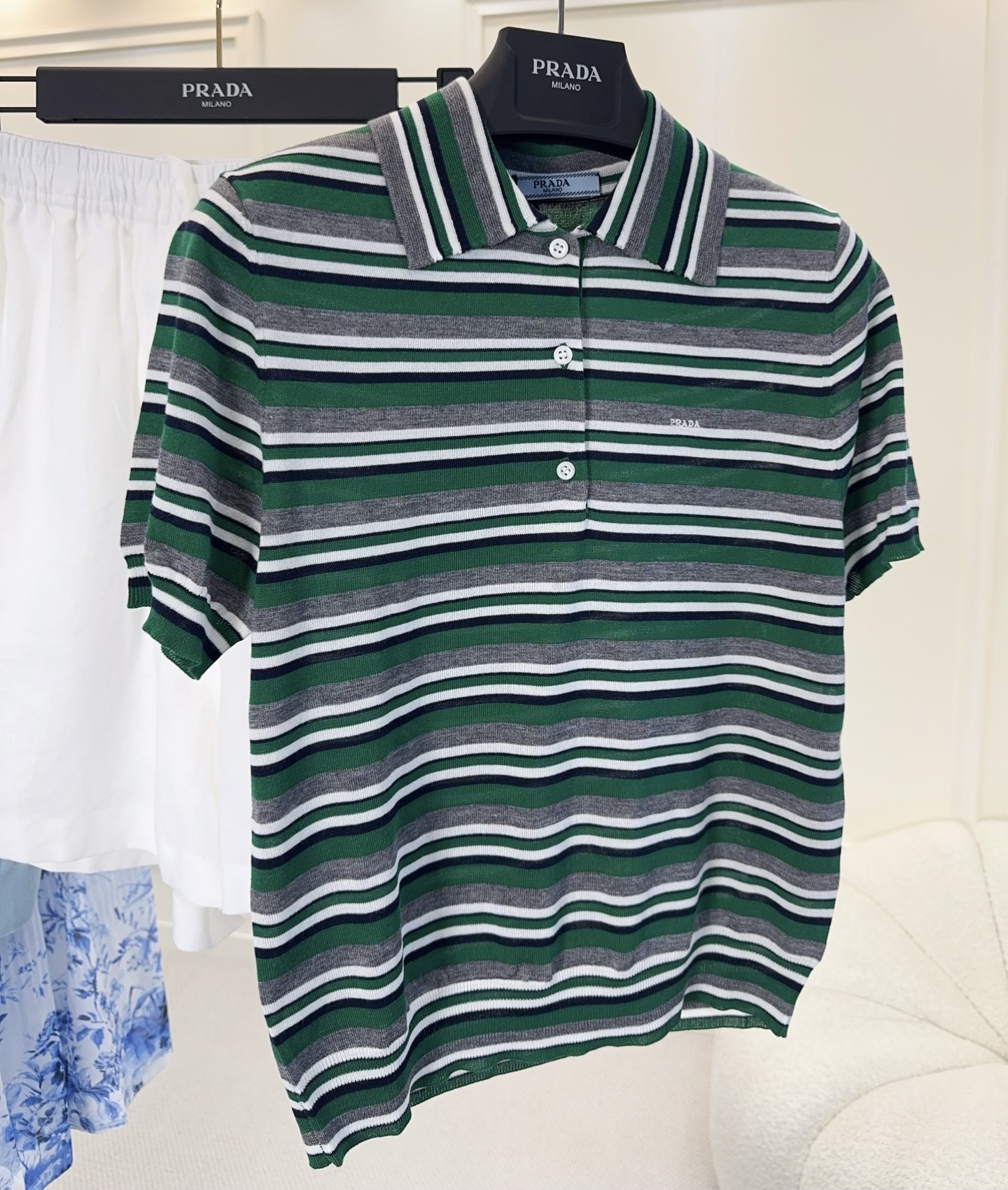 NO:867358,Prada 2026 new green and gray striped Polo shirt, mulberry silk and cotton blend, soft and breathable, super comfortable to wear in summer!  Contrasting color stripes + lapel design, full of retro college style, low-key embroidery on the chest is very recognizable. Short-sleeved three-dimensional tailoring, loose fit, strong tolerance, easy to wear for commuting and leisure. Paired with a work skirt or jeans, it is casual and advanced, and you can easily get a relaxed feeling in summer!  ,,prada,skirts,jeans,T-shirt,19860909Prada2026新款绿灰条纹Polo衫,桑蚕丝棉混纺,柔软透气,夏天穿超舒服！撞色条纹+翻领设计,复古学院风满满,胸前低调刺绣超有辨识度.短袖立体剪裁,宽松版型,包容性强,通勤休闲都能轻松驾驭.搭配工装裙或牛仔裤,随性又高级,轻松get夏日松弛感穿搭！,,prada,skirts,jeans,T-shirt,,Women's clothing