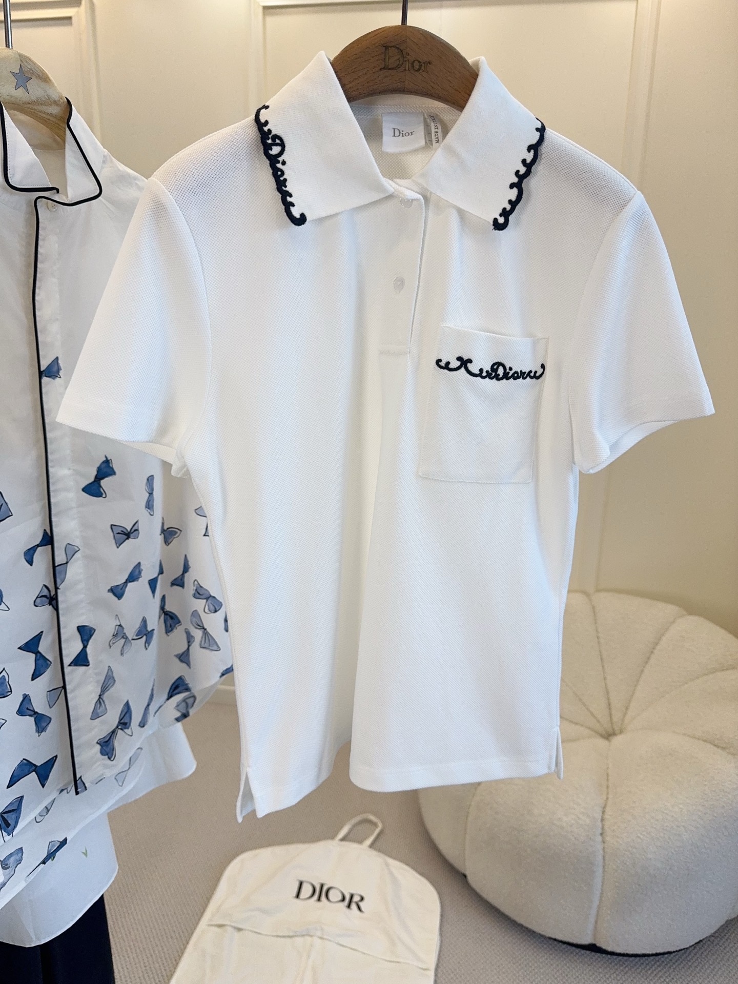 NO:867420,Dior2026 new white embroidered POLO shirt, classic lapel design + brand embroidery on the chest, simple and exquisite. The pure cotton fabric is soft and breathable, super comfortable to wear in summer!  The small pocket on the left chest is practical and has a sense of design. It is full of college style and can be easily used for daily commuting and leisure. Paired with jeans or skirts, it is fresh and youthful, and you can easily get a sense of fashion~,, dior, skirts, jeans,19860909Dior2026新款白色刺绣POLO衫,经典翻领设计+胸前品牌刺绣,简约又精致.纯棉面料柔软透气,夏天穿超舒服！左胸小口袋实用又有设计感,学院风满满,日常通勤、休闲都能轻松驾驭.搭配牛仔裤或半裙,清新减龄,轻松get时尚感～,,dior,skirts,jeans,,Women's clothing