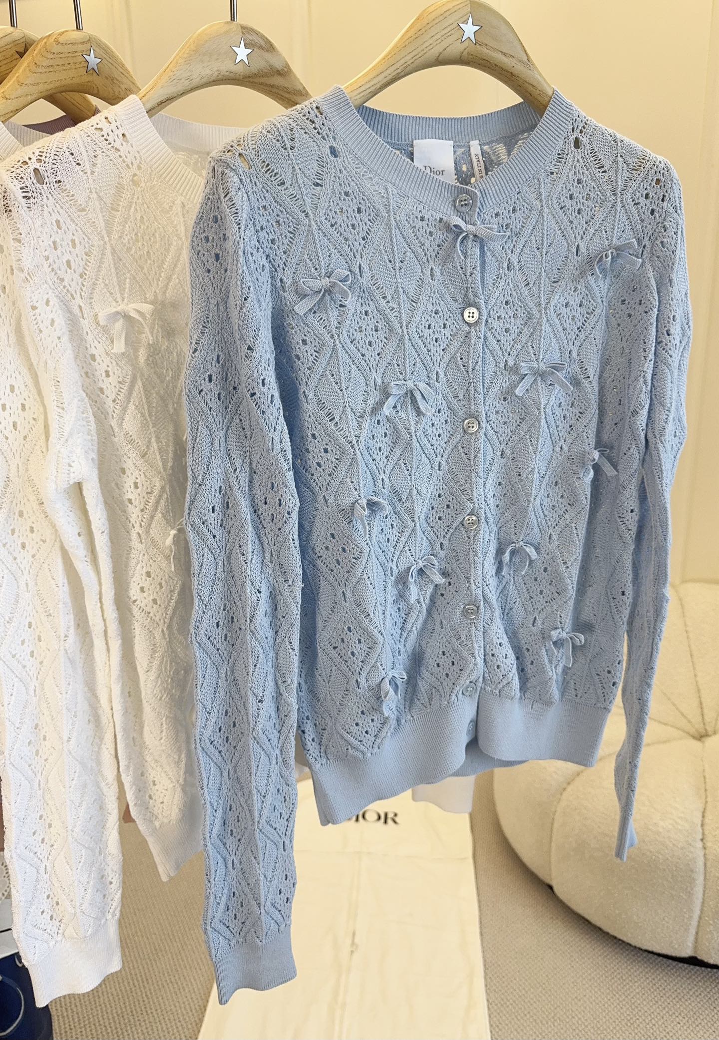 NO:867443,Dior 2026 new hollow bow knitted cardigan, pure cotton yarn, soft and skin-friendly, hollow rhombus texture + bow decoration, full of French romantic atmosphere!  Round neck + button placket, easy to put on and take off, loose fit, super slimming, milky blue color to show whiteness, yellow and black leather can be easily controlled, it can be easily paired with skirts or trousers for daily commuting, dating, and leisure, perfect elegance!  ,,dior,skirts,19860909Dior 2026新款镂空蝴蝶结针织开衫,纯棉纱线,柔软亲肤,镂空菱格纹理+蝴蝶结装饰,法式浪漫氛围感拉满！圆领+纽扣开襟,穿脱方便,宽松版型超显瘦,奶蓝色调显白,黄黑皮也能轻松驾驭,日常通勤、约会、休闲都能轻松搭配裙装或裤装,优雅气质满分！,,dior,skirts,,Women's clothing