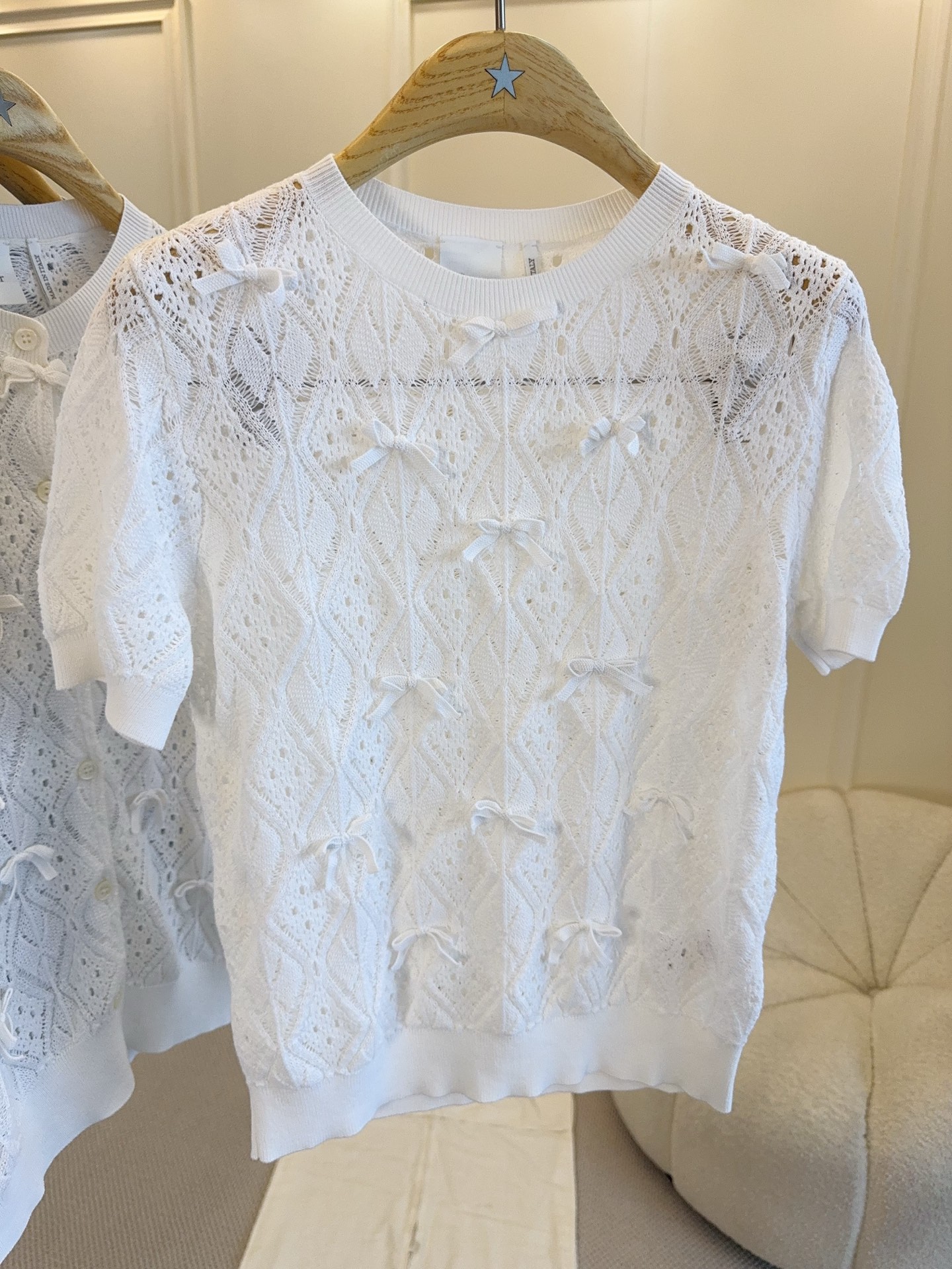 NO:867374,Dior2026 new white knitted short-sleeves, exquisite diamond hollow design, embellished with bows, full of French romantic atmosphere. Soft and breathable cotton knitted fabric, super comfortable to wear in spring and summer, loose round neck version, flattering the face and looking casual. The hollow design is breathable and not see-through, it looks great when worn with a suspender or a tube top. It can be easily used for commuting, dating, and vacation. It is a practical and fashionable versatile item!  ,,dior,T-shirt,19860909Dior2026新款白色针织短袖,精致菱格镂空设计,点缀蝴蝶结,法式浪漫氛围感满满.柔软透气纯棉针织面料,春夏穿超舒服,宽松圆领版型,修饰脸型又显随性.镂空设计透气不透视,内搭吊带或抹胸就很美,通勤、约会、度假都能轻松驾驭,是实用又时髦的百搭单品！,,dior,T-shirt,,Women's clothing
