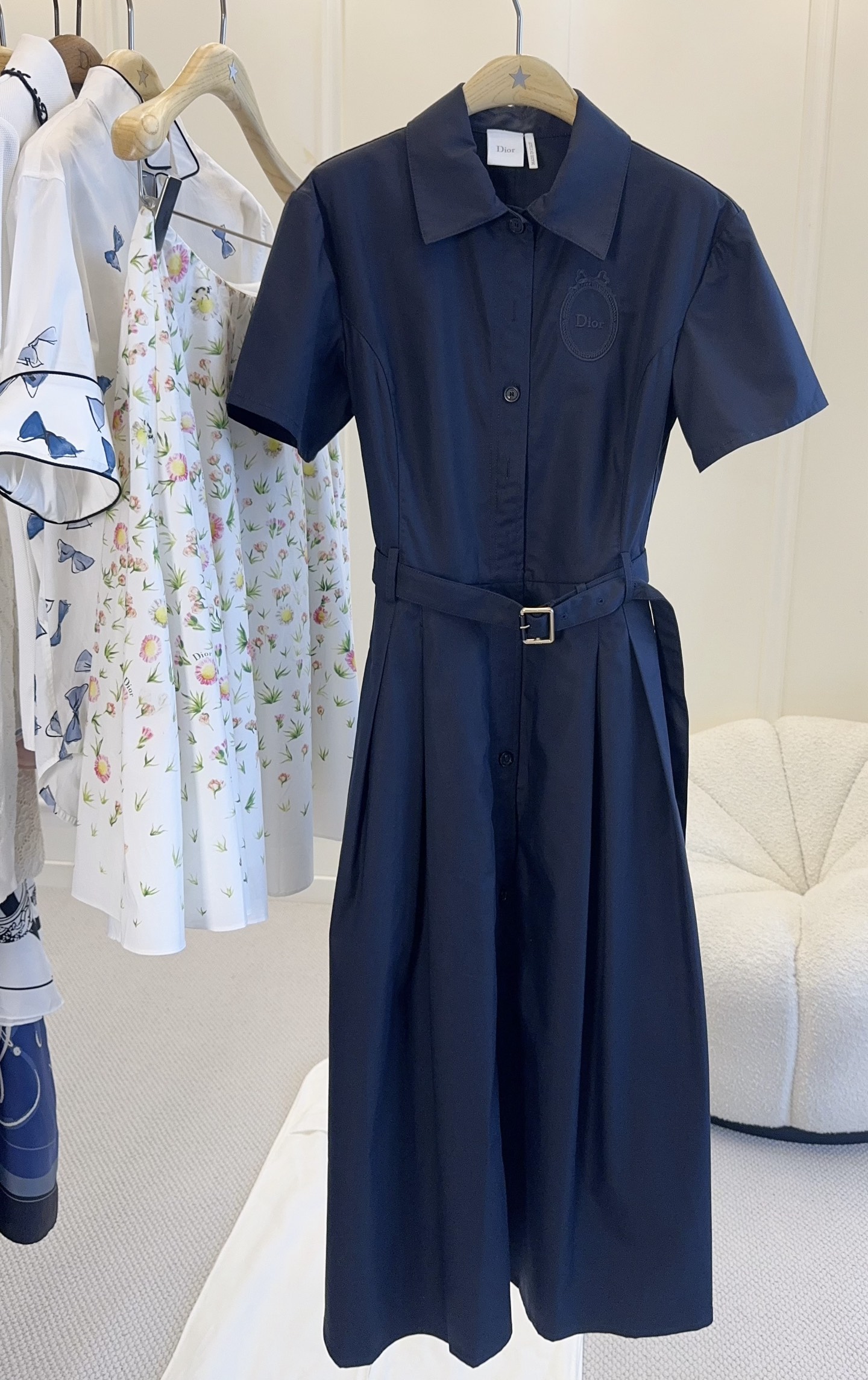 NO:867435,Dior2026 new navy blue dress, silk and cotton blended twill fabric. Crisp and elegant, French elegance, noble when worn, navy blue tone with a sense of luxury, low-key and white, classic lapel + single-breasted design, neat commuting and gentle daily use x waist belt to accurately outline the waistline  The A-line long skirt with a large hem hides the body and makes you look slimmer. It is breathable and crisp, with full drape. It has exquisite embroidery details on the chest. It doesn’t matter your figure or occasion. It is suitable for commuting to work, dating and travel, and daily wear. It is simple and elegant!  ,,dior,skirts,real silk,19860909Dior2026新款藏青色连衣裙,真丝、棉混纺斜纹面料.挺括大气,法式优雅,一穿显贵,自带高级感的藏青色调,低调又显白,经典翻领+单排扣设计,利落通勤又温柔日常x收腰腰带精准勾勒腰线 大摆A字长裙,藏肉显瘦,透气挺括,垂感十足,胸口精致刺绣细节,不挑身材、不挑场合,通勤上班、约会出行、日常穿搭都适配,简约大气！,,dior,skirts,real silk,,Women's clothing