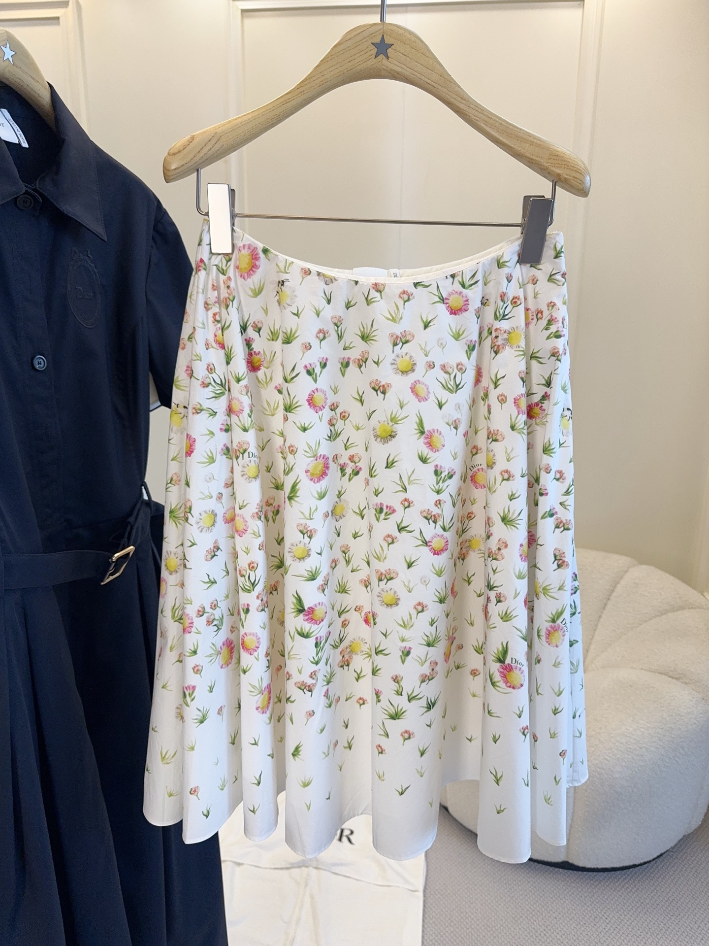 NO:867391,Dior2026 new printed skirt, white base with colorful flowers, fresh and natural, with a spring and summer atmosphere!  The pure cotton fabric is light and draped, the skirt is elegant and flexible, and you walk with a fairy spirit. The high-waisted A-line version makes you slim and flatters your figure. It goes well with a white T or a sweater. It can be easily used for commuting, dating, and vacation. It is a must-have and versatile item for the spring and summer wardrobe!  ,,dior,skirts,19860909Dior2026新款印花半身裙,白底配彩色花卉,清新自然超有春夏氛围感！纯棉面料轻盈垂坠,裙摆飘逸灵动,走路自带仙气.高腰A字版型显瘦又修饰身材,搭配白T或针织衫都很出彩,通勤、约会、度假都能轻松驾驭,是春夏衣橱必备百搭单品！,,dior,skirts,,Women's clothing