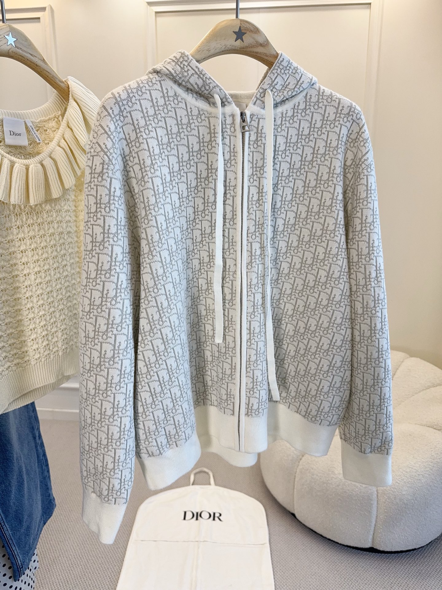 NO:868604,Dior 2026 new Oblique hooded knitted cardigan, off-white background + classic old flower jacquard, low-key and recognizable. Wool blended, perfect to wear alone or layered in early autumn!  Hooded + zipper design, easy to put on and take off, full of casual feeling~ The loose version is super slim, easily covers the flesh, comfortable and fashionable. It is a Dior classic series, which can be easily used for daily commuting or leisure, and you can easily get a high-end look!  ,,dior,hats,19860909Dior 2026新款Oblique连帽针织开衫,米白底色+经典老花提花,低调又有辨识度.羊毛混纺,早秋单穿或内搭都很OK！连帽+拉链设计,穿脱方便,休闲感满满～宽松版型超显瘦,轻松遮肉,舒适又时髦,是Dior经典系列,日常通勤或休闲都能轻松驾驭,轻松get高级感穿搭！,,dior,hats,,Women's clothing