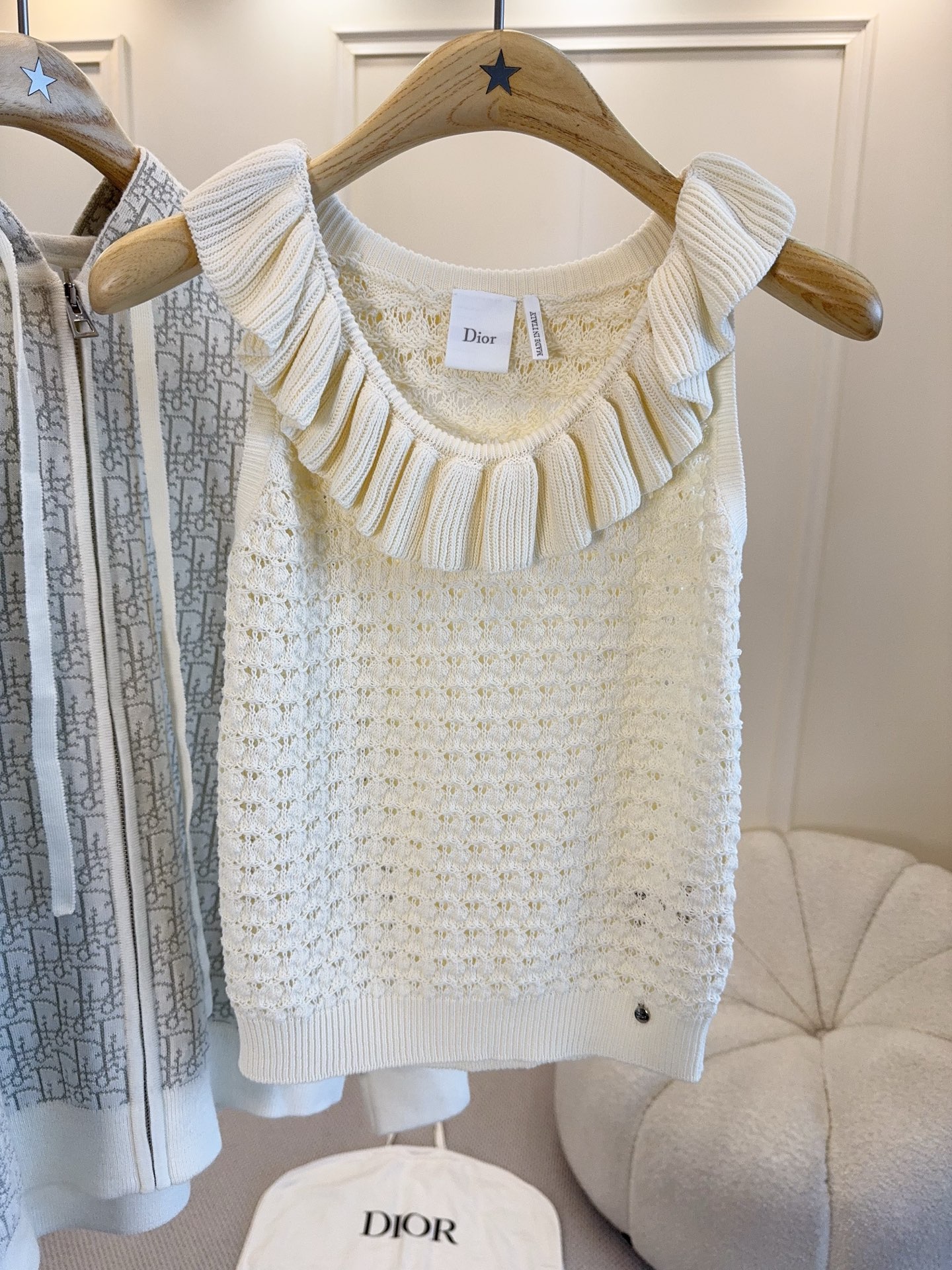 NO:868581,Dior 2026 early autumn series ruffled knitted vest, milky white hollow knitted, ruffled neckline design is super elegant, full of French atmosphere. The waisted version modifies the body shape, and it looks great when paired with high-waisted pants or skirts. It can be easily managed for commuting and dating. The pure cotton knitted material is breathable and comfortable, very suitable for summer wear. It is a versatile and durable 'white moonlight' item, which can easily enhance the texture of your outfit.,,dior,skirts,19860909Dior 2026早秋系列荷叶边针织背心,奶白色镂空针织,领口荷叶边设计超优雅,法式氛围感拉满.收腰版型修饰身形,搭配高腰裤或裙装都很出彩,通勤约会都能轻松驾驭.纯棉针织材质透气舒适,夏天穿超合适,是百搭又耐穿的“白月光”单品,轻松提升穿搭质感.,,dior,skirts,,Women's clothing