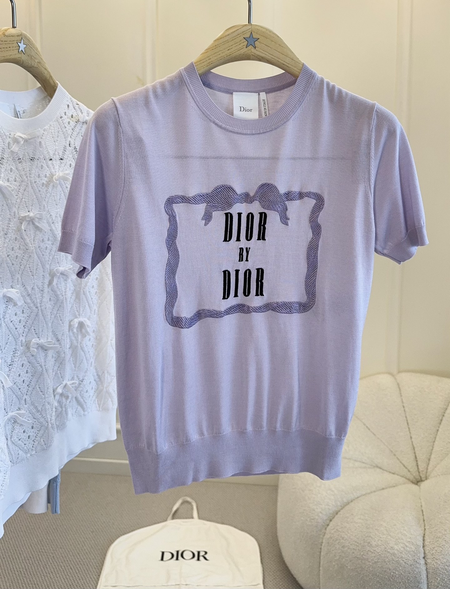 NO:868548,Dior 2026 new purple embroidered knitted short-sleeved T-shirt, silk yarn fabric, super comfortable to wear!  'DIOR IS DIOR' letters + purple ribbon embroidery on the front, perfect for recognition. The round neck design is simple and elegant, it is OK to match with jeans or casual pants every day, and it can easily create a sense of fashion.,, dior, jeans, T-shirt, tees, t-shirt, real silk,19860909Dior 2026新款紫色刺绣针织短袖T恤,真丝纱线面料,穿着超舒适！正面“DIOR IS DIOR”字母+紫色丝带刺绣,辨识度满分.圆领设计简约大方,日常搭配牛仔裤或休闲裤都很OK,轻松打造时尚感.,,dior,jeans,T-shirt,tees，t-shirt,real silk,,Women's clothing