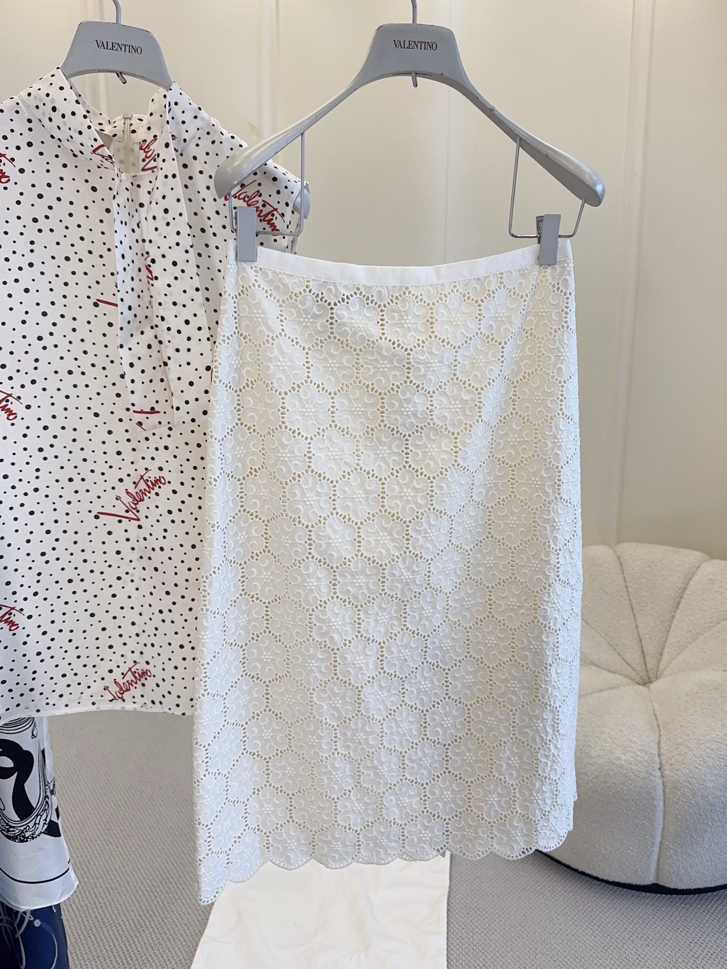 NO:868627,Valentino's 2016 new white hollow lace skirt uses exquisite embroidery technology, hexagonal lace texture + wavy lace, elegant and feminine. Mid-length design, rear slit for easy movement, breathable and comfortable, perfect for summer!  Pair it with a simple top or a polka-dot shirt from the same brand, and you can easily get a fresh and elegant look~ It can be easily used for daily commuting and parties, practical and fashionable!  ,,valentino,skirts,shirts,19860909Valentino2016新款白色镂空蕾丝半身裙,采用精致刺绣工艺,六边形蕾丝纹理+波浪花边,优雅又柔美.中长款设计,后开叉方便活动,透气又舒适,夏天穿超合适！搭配简约上衣或同品牌波点衬衫,轻松get清新气质look～日常通勤、聚会都能轻松驾驭,实用又时髦！,,valentino,skirts,shirts,,Women's clothing