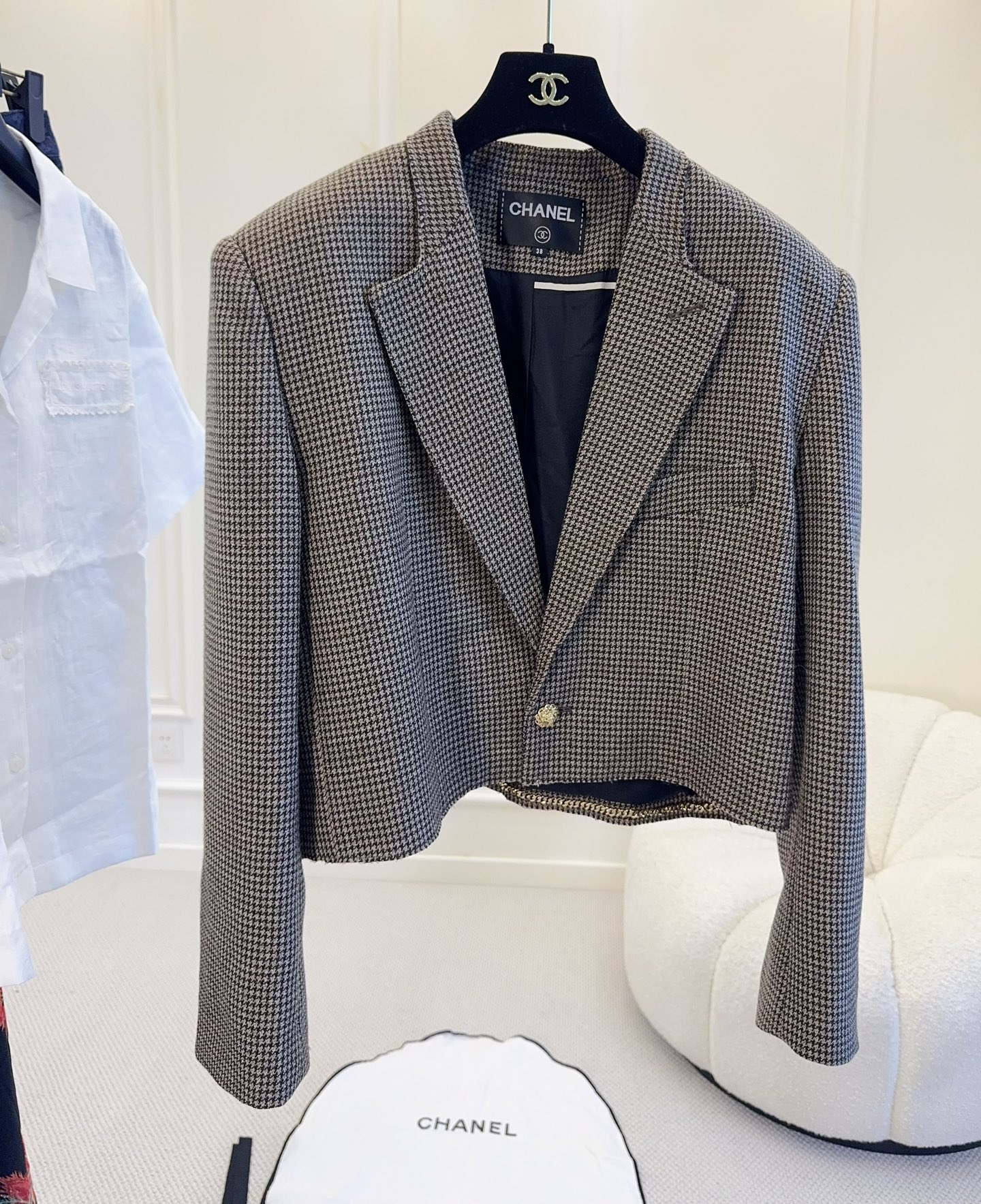 NO:869878,Chanel 2026 new houndstooth short jacket, classic houndstooth pattern + gold buttons, perfect retro elegance!  Wool blended fabric, soft and crisp, short design to modify the waistline, paired with high-waisted pants or skirts, easily create a smart and fashionable look. Houndstooth pattern is Chanel's iconic element, fashionable and versatile, can be easily used for commuting and parties, it is a must-have classic item in the wardrobe!  ,,chanel,chanel,skirts,jackets & coats,19860909Chanel2026新款千鸟格短款外套,经典千鸟格纹+金色纽扣,复古优雅气质满分！羊毛混纺面料,柔软又挺括,短款设计修饰腰线,搭配高腰裤或裙装,轻松打造干练时尚look.千鸟格纹是香奈儿标志性元素,时髦又百搭,通勤、聚会都能轻松驾驭,是衣橱必备经典单品！,,chanel,chanel,skirts,jackets & coats,,Women's clothing