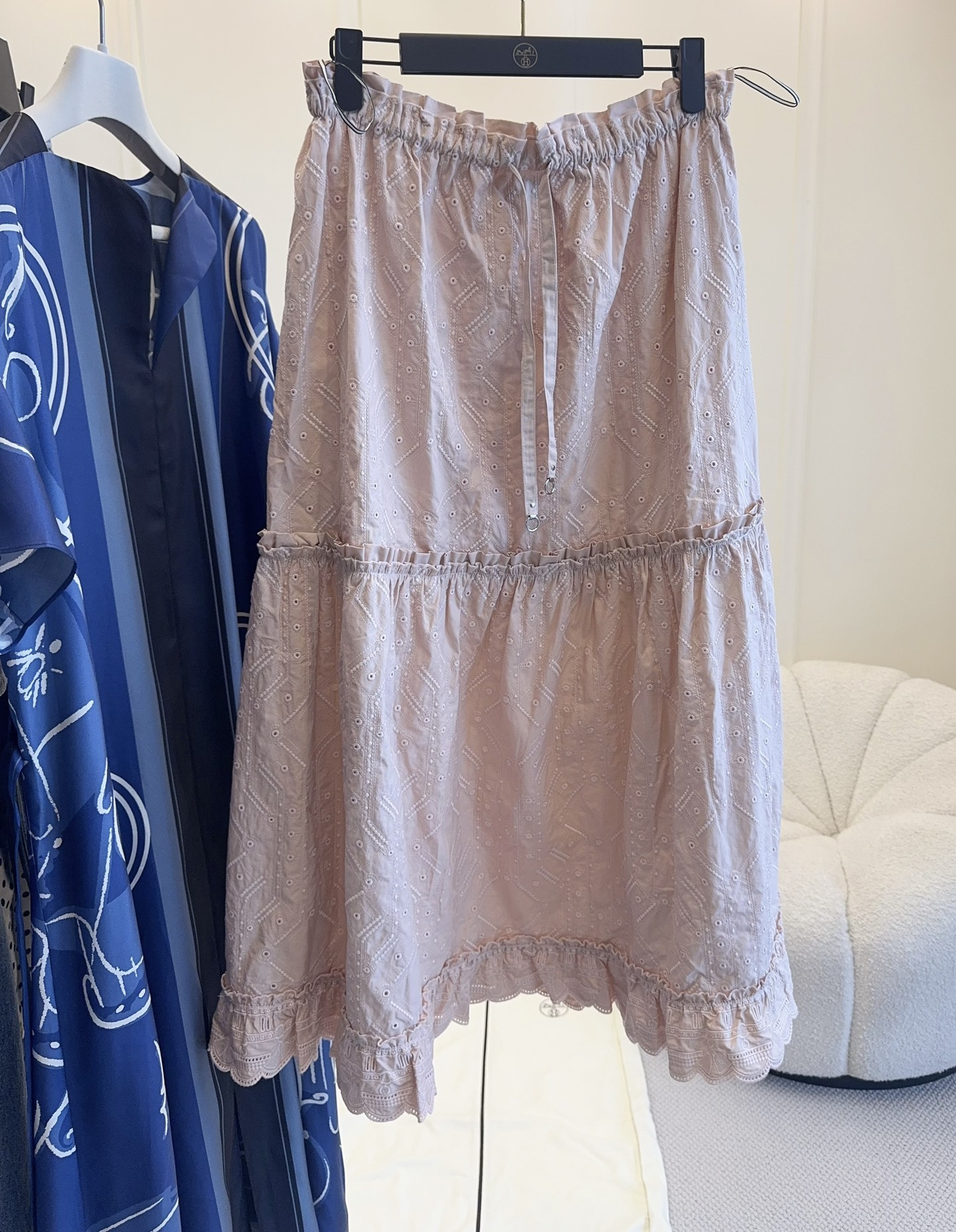 NO:869826,Hermes 2026 new nude pink hollow embroidery cake skirt｜Gentle atmosphere ceiling, full of exquisite geometric hollow embroidery, full of breathability, delicate and durable texture, light and not sweaty when worn in spring and summer.  The elastic waist design does not pick up the waistline and is friendly to all body types. It is easy to put on and take off without any sense of restraint. The spliced lotus leaf cake version has layers of pleats that naturally drape, and the double-layer wavy lace at the hem is exquisite and full, gentle and girlish. The pure cotton fabric is soft and skin-friendly, breathable and draped, suitable for daily commuting and travel dates, easily creating a gentle Korean style outfit, and directly filling the atmosphere.,, hermes, skirts,19860909Hermes2026新款裸粉镂空刺绣蛋糕半裙｜温柔氛围感天花板,满幅精致几何镂空刺绣,透气感十足,肌理层次细腻耐看,春夏穿着轻盈不闷汗. 松紧腰设计不挑腰围,对各种身材都很友好,穿脱方便无束缚感.拼接荷叶蛋糕版型,层层褶皱自然垂坠,下摆双层波浪蕾丝花边,精致感拉满,温柔又不失少女感.纯棉面料柔软亲肤,透气又垂顺,日常通勤、出游约会都适配,轻松打造温柔韩系穿搭,氛围感直接拉满.,,hermes,skirts,,Women's clothing