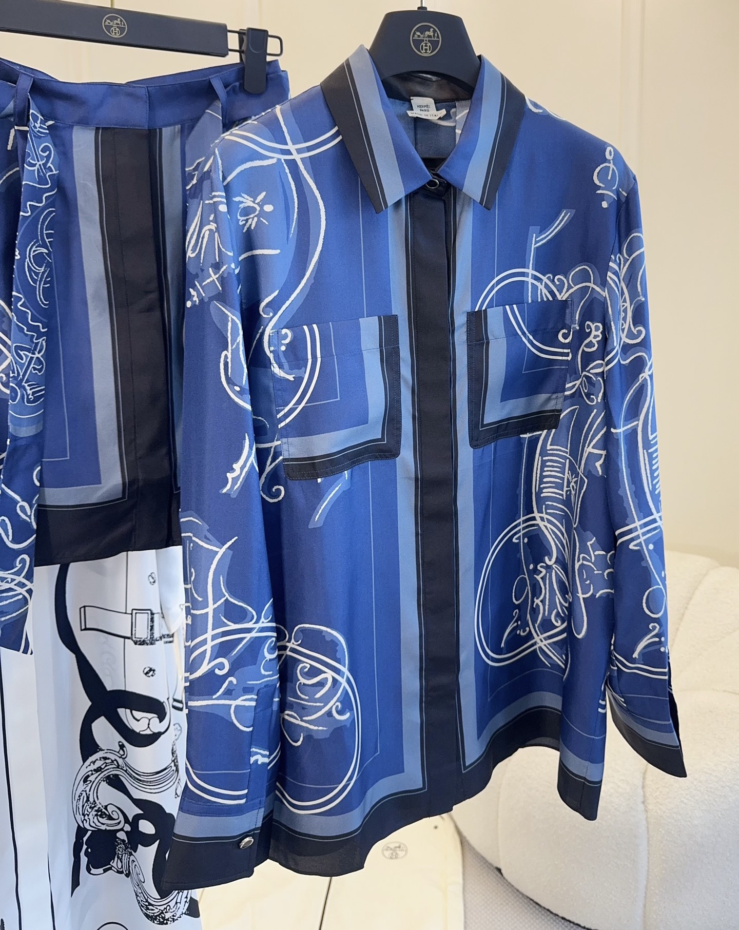 Женский шелковый костюм синий с абстрактным принтом Hermès