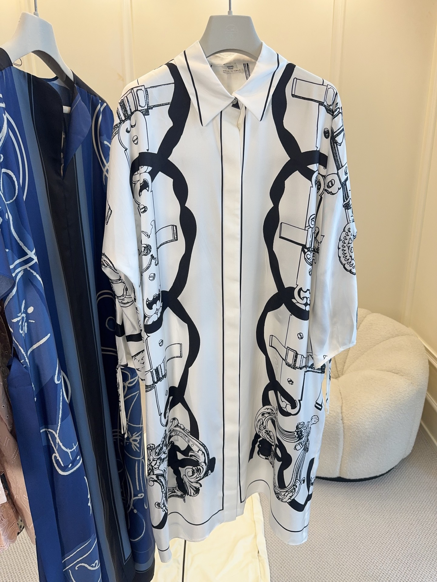 NO:869855,Hermes 2026 new silk printed shirt skirt, made of mulberry silk, skin-friendly and breathable, super comfortable to wear in summer!  The black and white printing is inspired by equestrian elements, with digital positioning printing. It has a loose fit, and you can match it with a belt. You can switch between smart or lazy vacation style at will ~ you can easily control it in the workplace and on vacation. It is a must-have item for 'old money style'!  ,,hermes,skirts,shirts,real silk,19860909Hermes2026新款真丝印花衬衫裙,桑蚕丝材质,亲肤透气,夏天穿超舒服！黑白印花灵感来自马术元素,数字定位印花,.宽松版型,自己搭配一条腰带,干练or慵懒度假风随心切换～职场、度假都能轻松驾驭,是“老钱风”穿搭必备单品！,,hermes,skirts,shirts,real silk,,Women's clothing