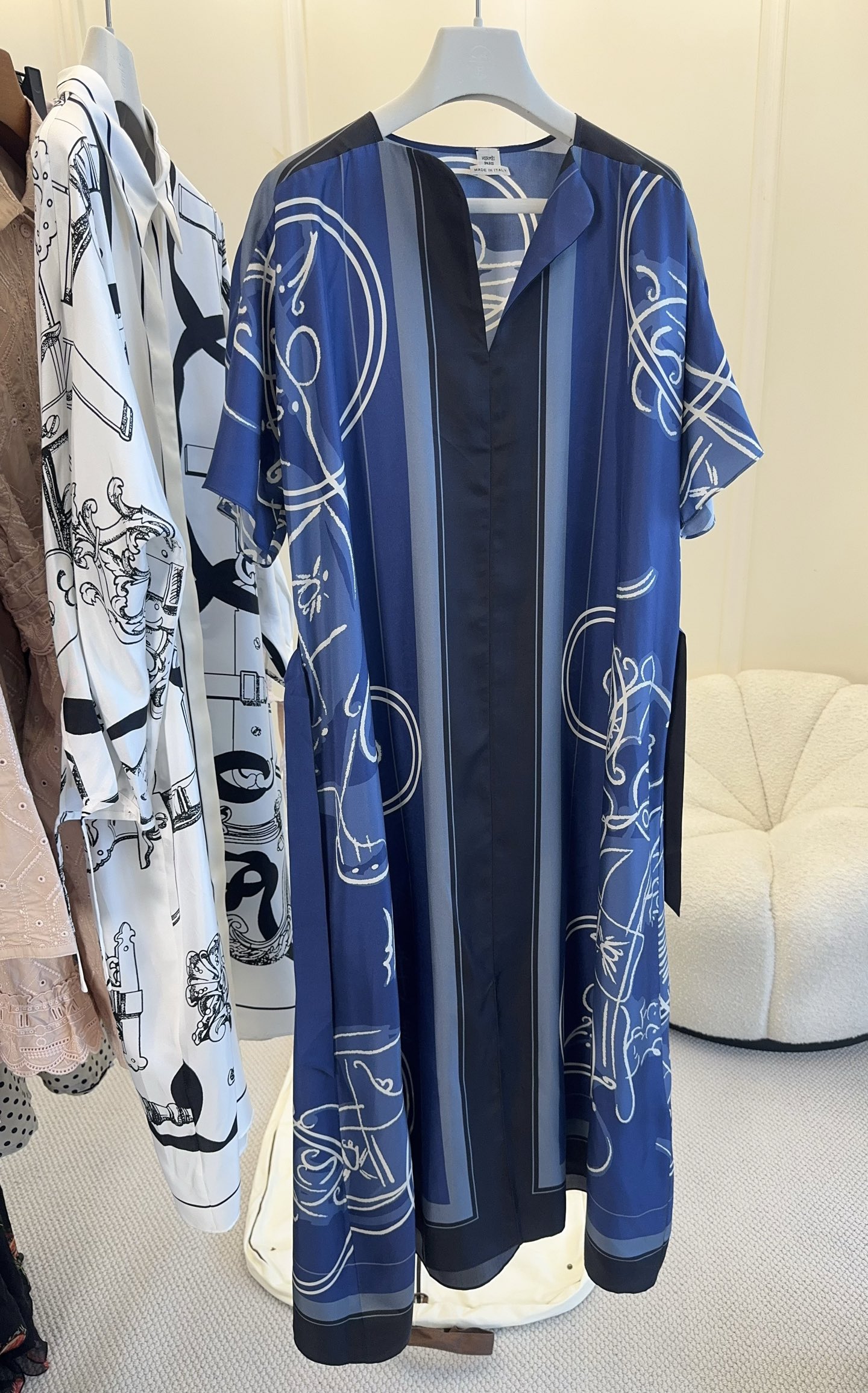 NO:869846,Hermes blue printed silk dress, made of twill silk fabric, has a smooth touch and a perfect drape. The dark blue background color is matched with white abstract printing, which is full of artistic flavor. The waist straps of the same color can be freely adjusted to easily outline the figure. The short-sleeved design is super comfortable to wear in spring and summer. It can be easily controlled in daily or formal occasions. It is elegant and practical, and it directly adds to your temperament!  ,,hermes,skirts,T-shirt,real silk,19860909Hermes蓝色印花真丝连衣裙,斜纹真丝面料,触感柔滑,垂坠感满分.深蓝底色配白色抽象印花,艺术气息十足,腰间同色系带可自由调节,轻松勾勒身形.短袖设计,春夏穿超舒适,无论日常还是正式场合都能轻松驾驭,优雅又实用,气质直接拉满！,,hermes,skirts,T-shirt,real silk,,Women's clothing