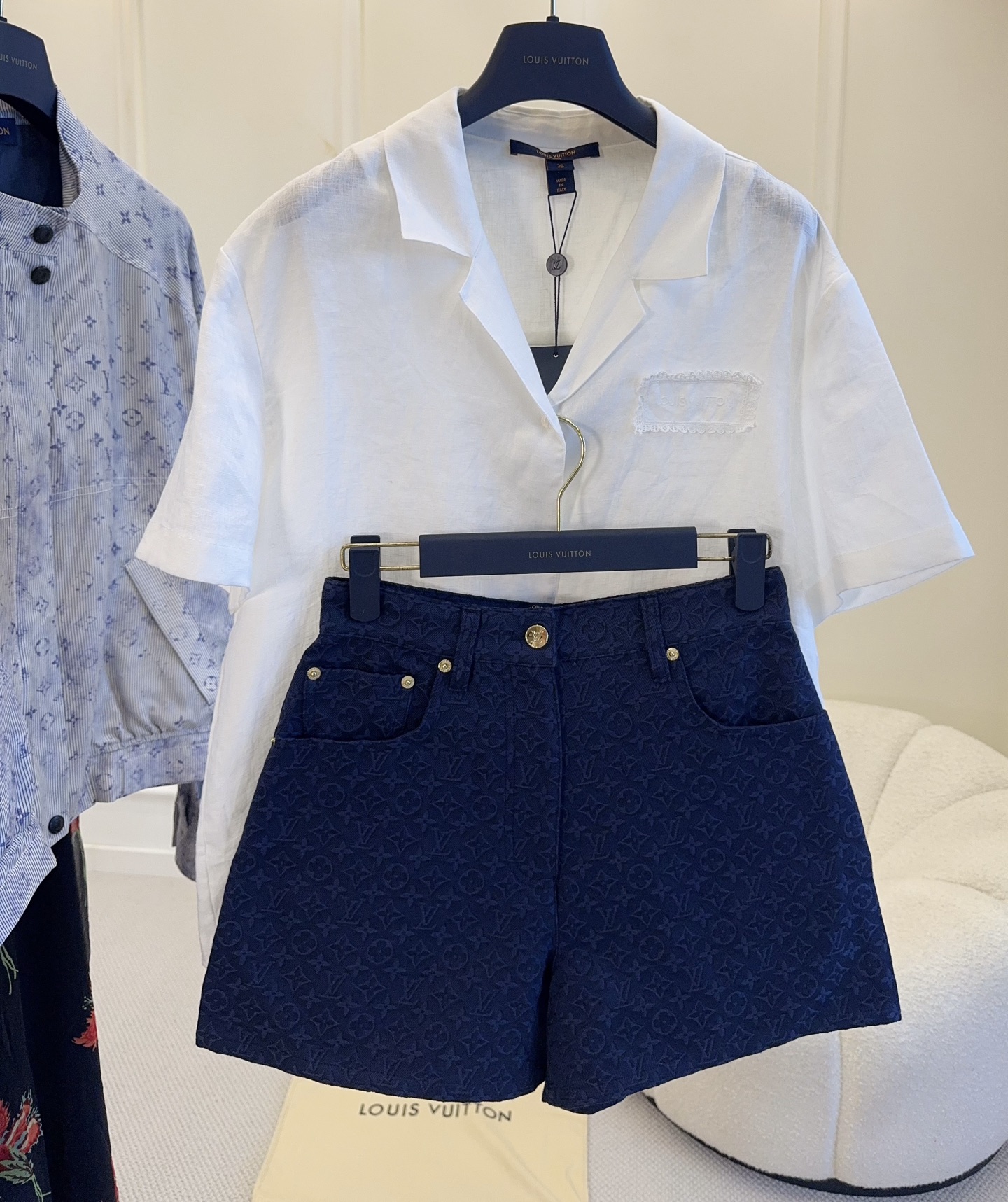 NO:870986,LV 2026 new Monogram denim shorts, classic blue jacquard metal buttons, perfect details. High-waisted A-line version, lengthening the legs and modifying the waistline, easily creating good proportions!  It's OK for commuting and vacation. Pair it with a white shirt or T-shirt, simple and high-end, easy to get a sense of fashion~, Louis Vuitton, shorts, shirts, tees, t-shirt,19860909LV 2026新款Monogram牛仔短裤,经典蓝色提花金属纽扣,细节满分.高腰A字版型,显腿长又修饰腰线,轻松打造好比例！通勤度假都OK.搭配白衬衫或T恤,简约又高级,轻松get时尚感～,,louis vuitton,shorts,shirts,tees，t-shirt,,Women's clothing