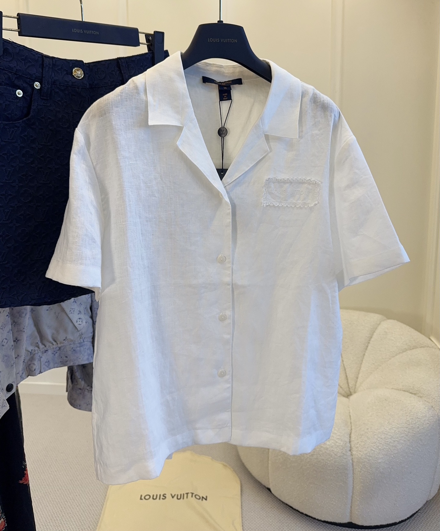 NO:871001,lv2026 new Cuban collar linen short-sleeved shirt, made of breathable linen material, super comfortable to wear in summer!  Loose fit + Cuban collar design, lazy and stylish. Small front chest pocket + exquisite embroidery, full of details, off-white color, versatile, great to wear alone or layered. It can be easily used for commuting, vacation, and leisure. It is a must-have item for summer wardrobe!  ,,louis vuitton,shirts,T-shirt,19860909lv2026新款古巴领亚麻短袖衬衫,采用透气亚麻材质,夏天穿超舒服！宽松版型+古巴领设计,慵懒随性又有型.前胸小口袋+精致刺绣,细节满分,米白色百搭,单穿或叠穿都很出彩.通勤、度假、休闲都能轻松驾驭,是夏季衣橱必备单品！,,louis vuitton,shirts,T-shirt,,Women's clothing