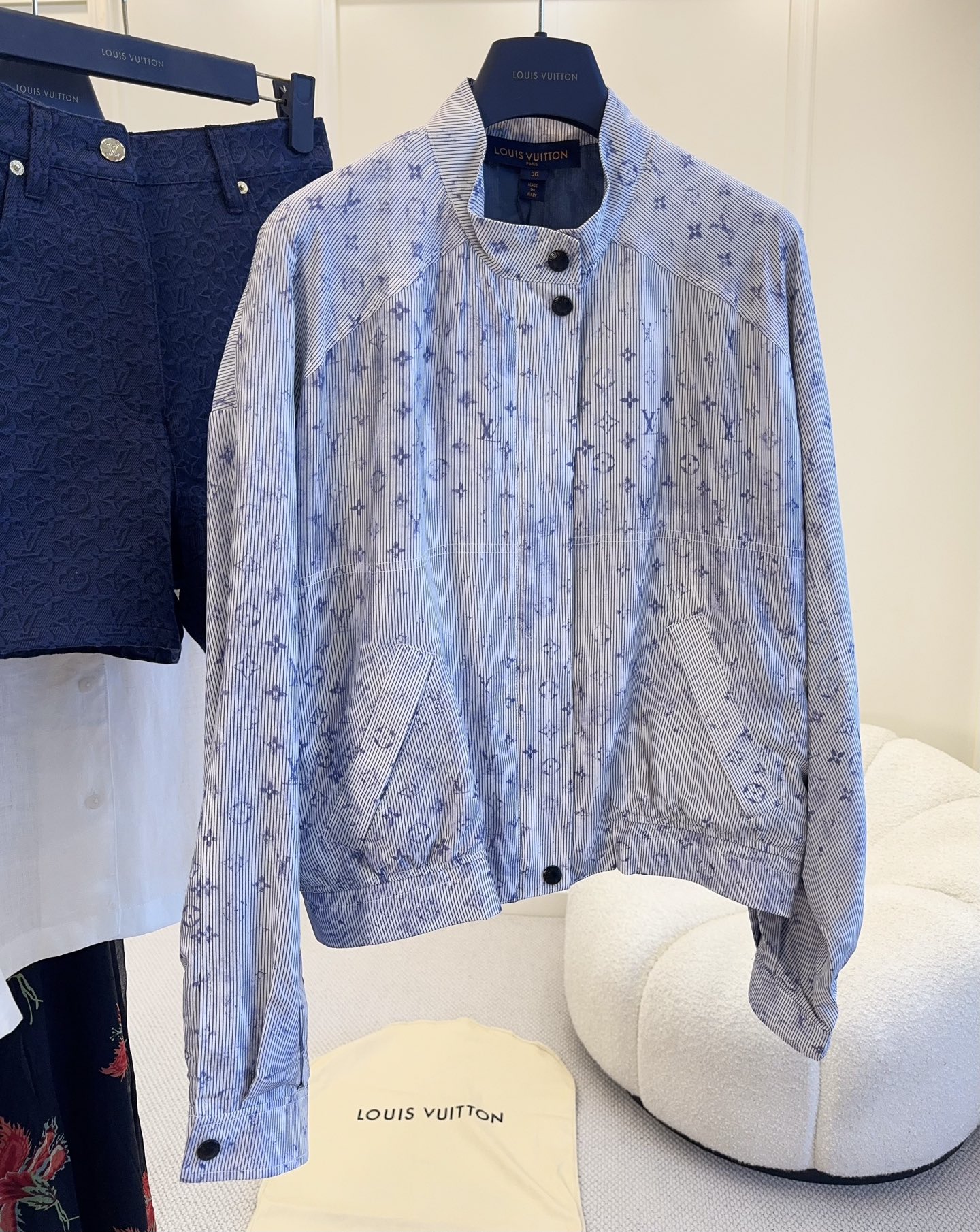 NO:871018,LV 2026 new light blue gradient presbyopic jacket, classic Monogram pattern + light blue gradient, fresh, elegant and recognizable. Silk fabric, super comfortable to wear in spring and summer, short cut + black buttons, simple and practical. It can be easily controlled for daily commuting and leisure. It looks great with jeans or skirts, and you can easily get a luxurious and relaxed look!  ,,louis vuitton,skirts,jeans,jackets & coats,real silk,19860909LV 2026新款浅蓝渐变老花夹克,经典Monogram图案+浅蓝渐变,清新优雅又有辨识度.真丝面料,春夏穿超舒适,短款剪裁+黑色纽扣,简约实用.日常通勤、休闲都能轻松驾驭,搭配牛仔裤或裙装都很出彩,轻松get高奢松弛感穿搭！,,louis vuitton,skirts,jeans,jackets & coats,real silk,,Women's clothing