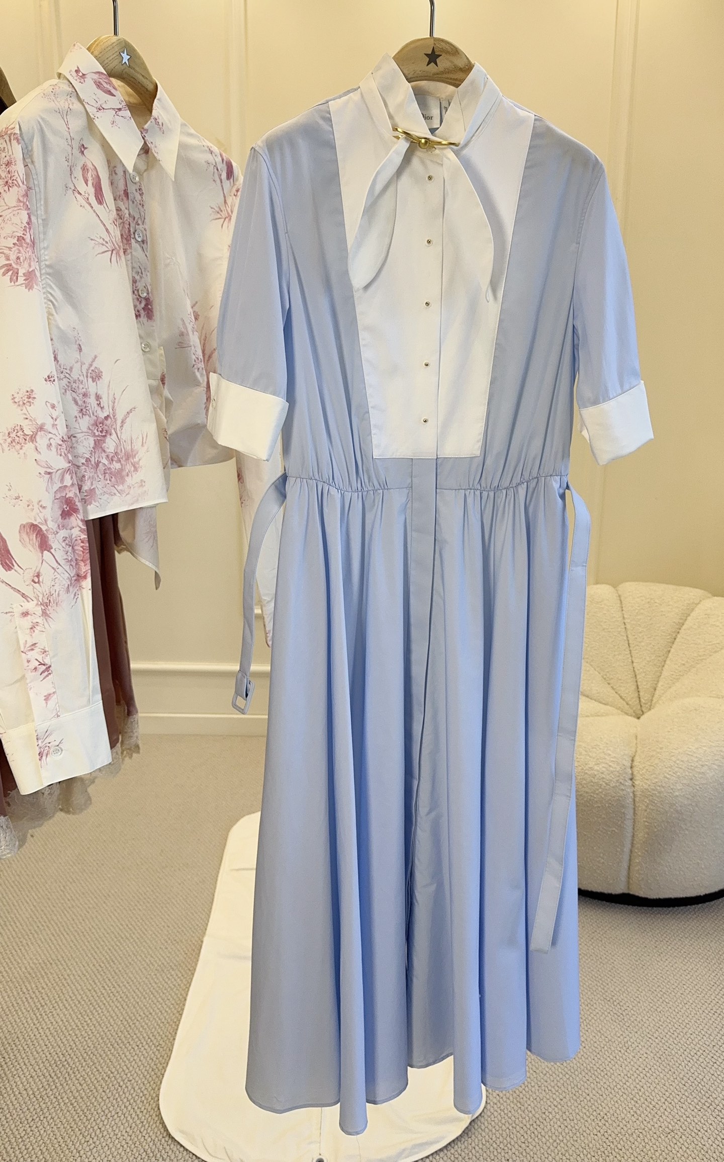 NO:873259,Dior's 2026 new light blue contrast dress, pure cotton light fabric + white shirt splicing, full of fresh and elegant temperament. The high-waisted A-line skirt modifies the figure and is super comfortable to wear in spring and summer. The light blue tone is inspired by the ocean and sky, romantic and modern, and can be easily worn in daily or formal occasions. Paired with a black bag and high heels, the sense of sophistication is instantly enhanced. It is a must-have item in the spring and summer wardrobe!  ,,dior,high heels,skirts,shirts,19860909Dior 2026新款浅蓝色撞色连衣裙,纯棉轻盈面料+白色衬衫拼接,清新优雅气质满分.高腰A字裙摆,修饰身形,春夏穿超舒适.浅蓝色调灵感来自海洋与天空,浪漫又现代,日常或正式场合都能轻松驾驭.搭配黑色小包和高跟鞋,精致感瞬间提升,是春夏衣橱必备单品！,,dior,high heels,skirts,shirts,,Women's clothing
