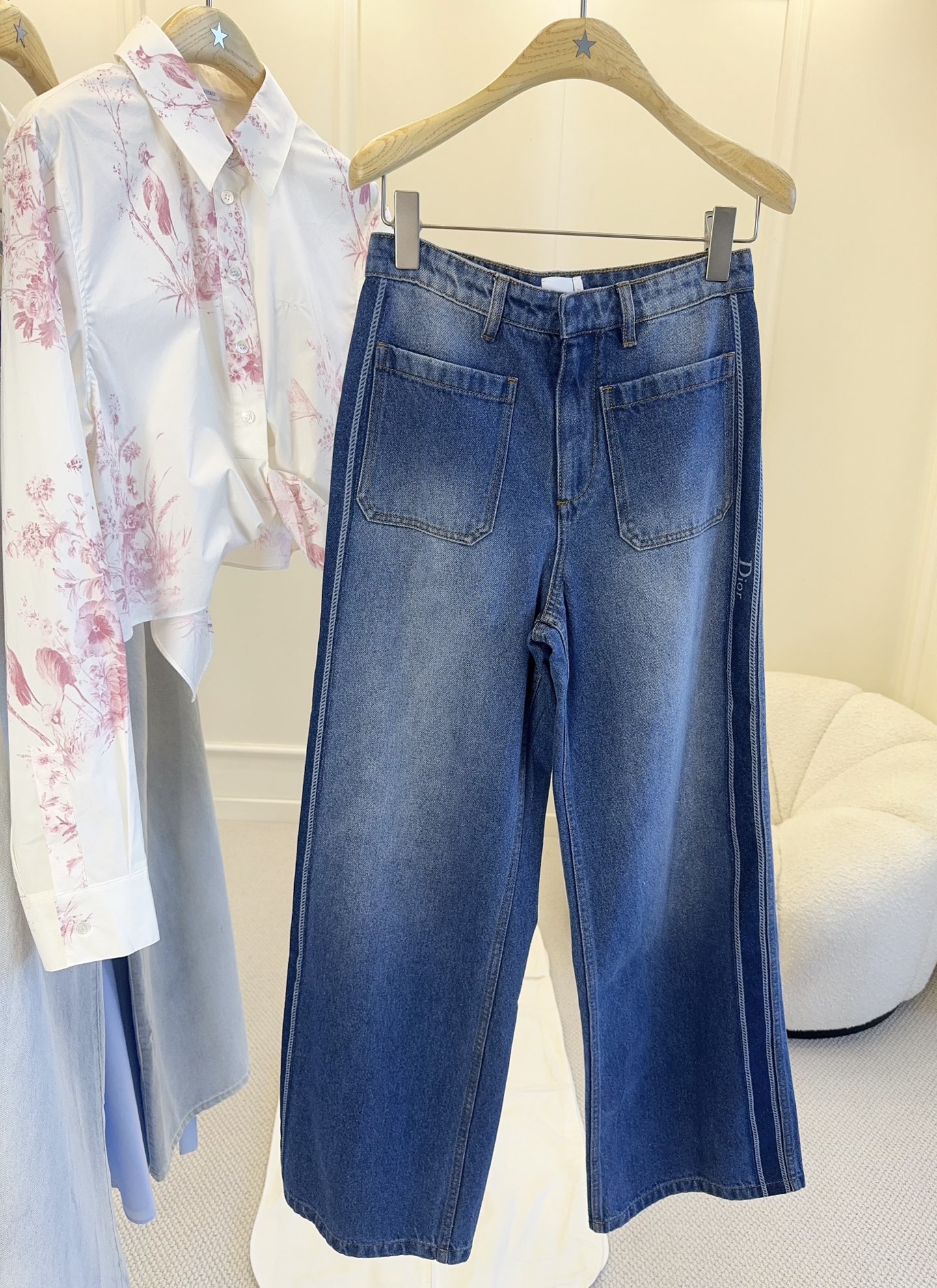 NO:873282,Dior2026 new high-waisted wide-leg jeans, classic blue gradient wash, soft and sinewy texture, comfortable and slim to wear. High-waist + wide-leg design, elongating the leg proportions, double pockets are practical and fashionable. Vertical strip design on the side, elongating the overall proportion, trousers slightly flared, full of retro feel, can be easily used for daily commuting and leisure, looks great with sweaters or shirts, it is a must-have and versatile item in the wardrobe!  ,,dior,jeans,shirts,19860909Dior2026新款高腰阔腿牛仔裤,经典蓝色渐变水洗,质地柔软有筋骨,穿着舒适又显瘦.高腰+阔腿设计,拉长腿部比例,双口袋实用又时髦.侧边竖条设计,拉长整体比例,裤脚微喇,复古感满满,日常通勤、休闲都能轻松驾驭,搭配针织衫或衬衫都很出彩,是衣橱必备百搭单品！,,dior,jeans,shirts,,Women's clothing