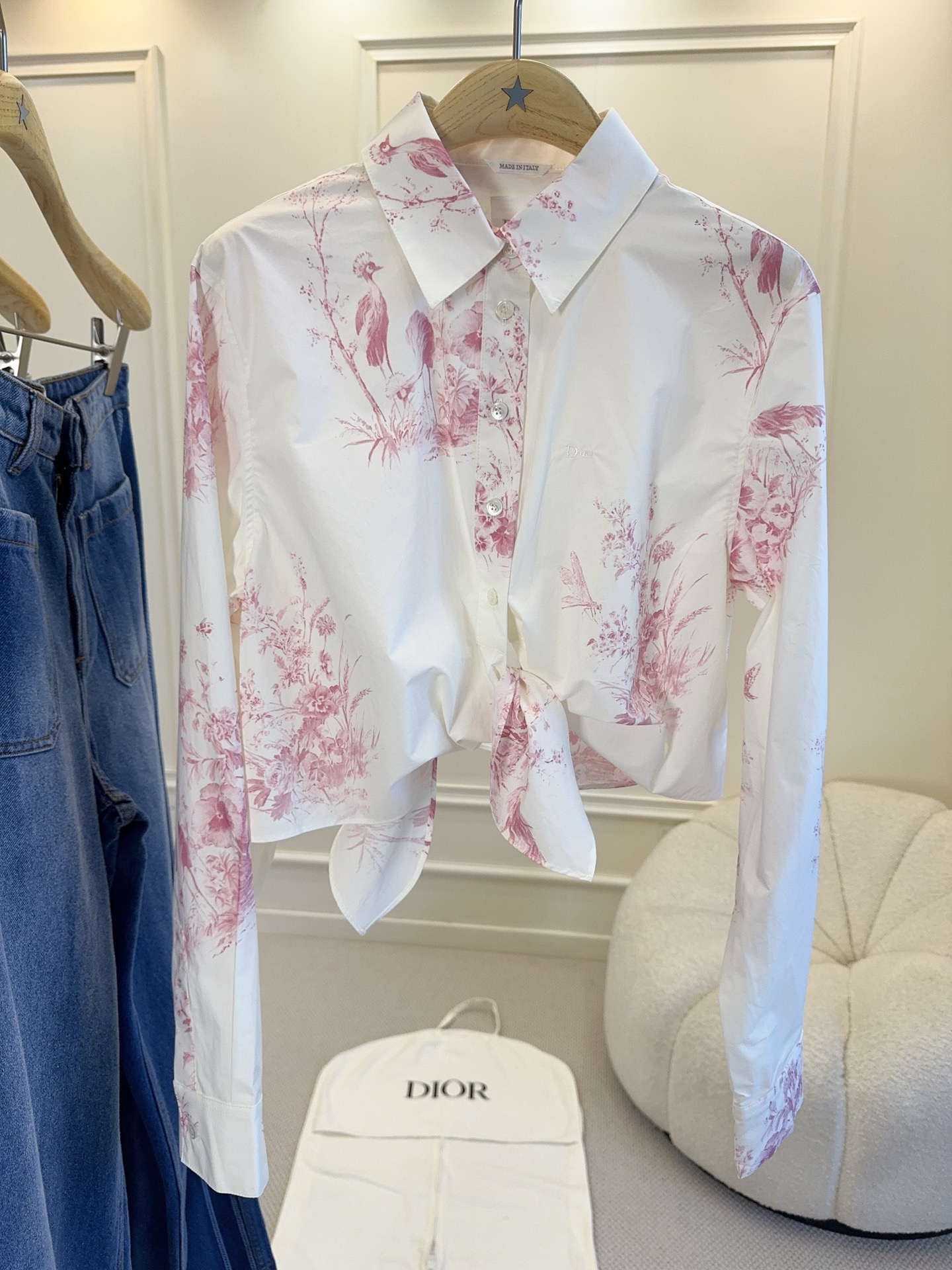 NO:873304,Dior 2026 early autumn series pink floral print shirt, milky white base with cherry blossom pink flowers, full of spring atmosphere!  The poplin cotton material is light and breathable, with long sleeves + lapel design, French elegance and practicality. The knotted hem is super fashionable and looks great with high-waisted skirts or jeans. It can be easily managed for commuting, dating, and afternoon tea. It is gentle and noble. It is a must-have item for spring wear, dior, skirts, jeans, shirts,19860909Dior 2026早秋系列粉色花卉印花衬衫,奶白底配樱花粉花卉,春日氛围感满满！府绸棉材质轻盈透气,长袖+翻领设计,法式优雅又实用.下摆打结穿法超时髦,搭配高腰裙或牛仔裤都很出彩,通勤、约会、下午茶都能轻松驾驭,温柔又显贵,是春日穿搭必备单品,,dior,skirts,jeans,shirts,,Women's clothing