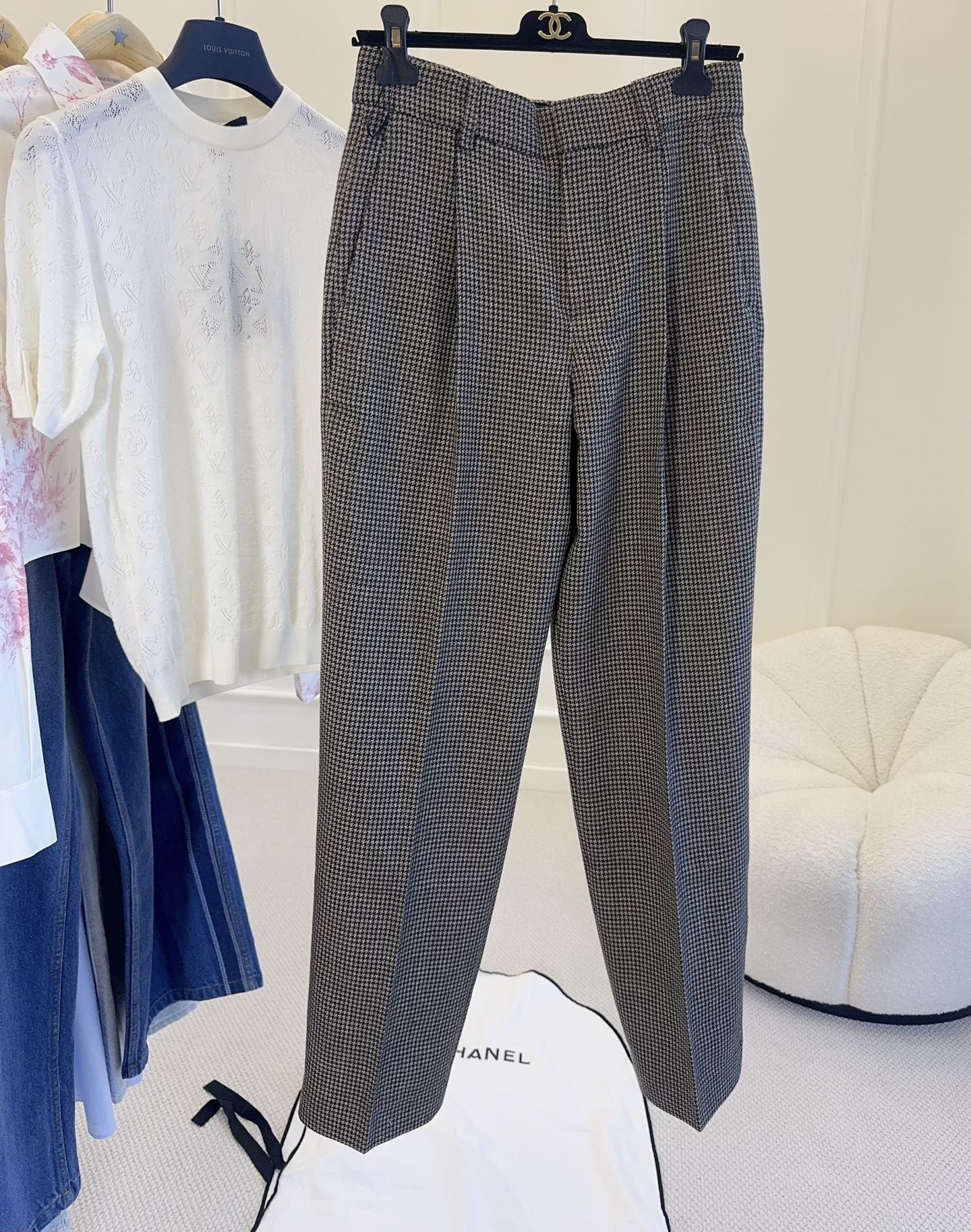 NO:873202,Chanel 2026 new houndstooth straight-leg pants, made of wool blended material, soft and crisp, retro houndstooth pattern + double pleated straight cut, modify the leg shape and show a smart temperament. The waist is black belt + metal buckle, full of details, match it with the same series of suit jackets or simple tops, you can easily get the retro intellectual style, and can be worn for daily commuting!  ,,chanel,jackets & coats,business suit,19860909Chanel 2026新款千鸟格直筒裤,羊毛混纺材质,柔软又挺括,复古千鸟格纹+双打褶直筒剪裁,修饰腿型还显干练气质.腰部黑色腰带+金属扣,细节满分,搭配同系列西装外套或简约上衣,轻松get复古知识分子风,通勤日常都能穿！,,chanel,jackets & coats,business suit,,Women's clothing