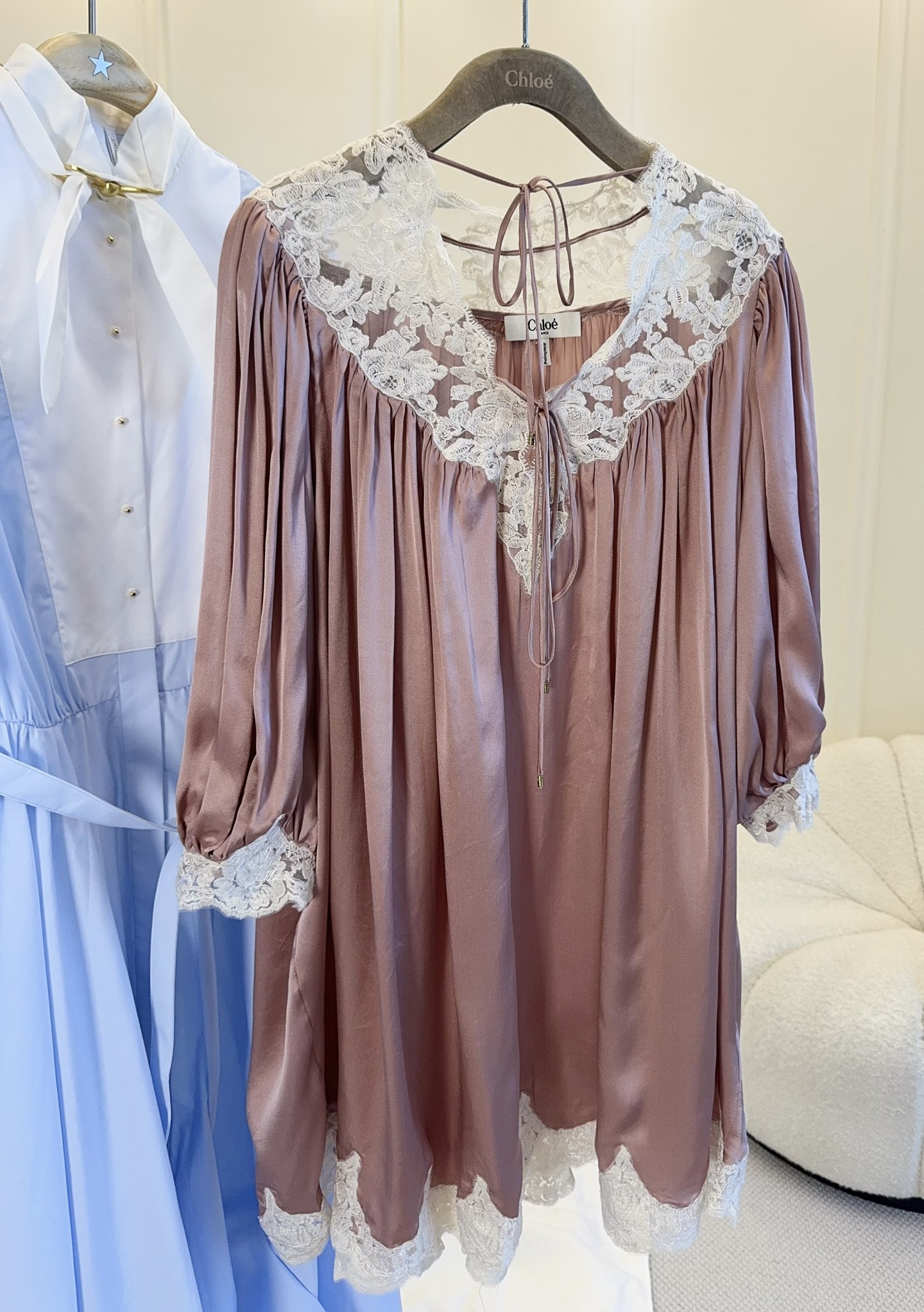 NO:873203,Chloé's 2026 new silk lace dress has a super soft wooden rose tone. The silk satin has a glossy feel and feels silky and delicate. The neckline, cuffs and skirt are spliced ​​with heavy lace, creating a French romantic atmosphere!  The loose fit + puff sleeves are comfortable and elegant. It is very suitable for spring and summer. It can be easily used in daily life, parties, and photo shoots. It looks better when paired with a belt or high heels.,,chloe,high heels,skirts,real silk,19860909Chloé2026新款真丝拼蕾丝连衣裙,木玫瑰色调超温柔,真丝缎面自带光泽感,手感丝滑细腻.领口、袖口和裙摆拼接重工蕾丝,法式浪漫氛围拉满！宽松版型+泡泡袖,舒适又显气质,春夏穿超适合～日常、聚会、拍照都能轻松驾驭,搭配腰带或高跟鞋更出彩.,,chloe,high heels,skirts,real silk,,Women's clothing